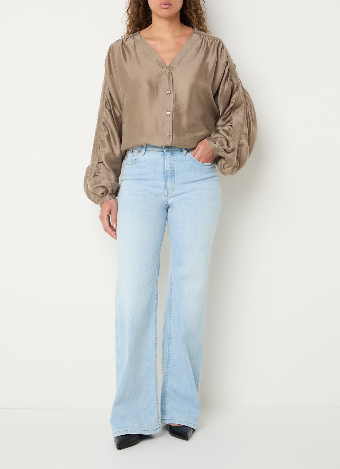 MSCH Copenhagen Ramona blouse van satijn met ballonmouw - voorkant 4 lichtbruin