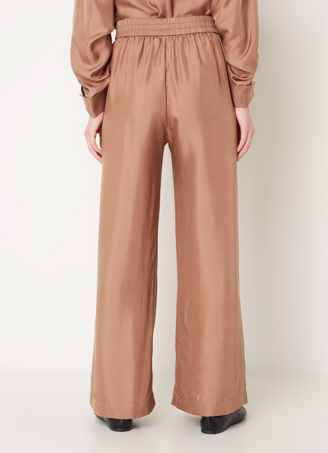MUNTHE Arum mid waist loose fit broek van zijde - achterkant 5 camel