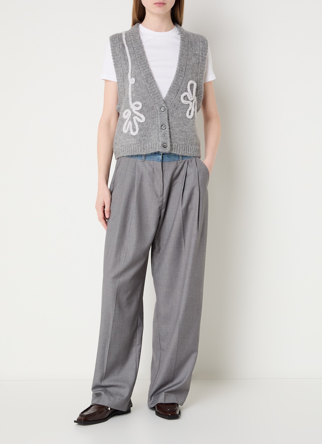 MUNTHE Grofgebreid gilet met borduring - voorkant 2 grijs