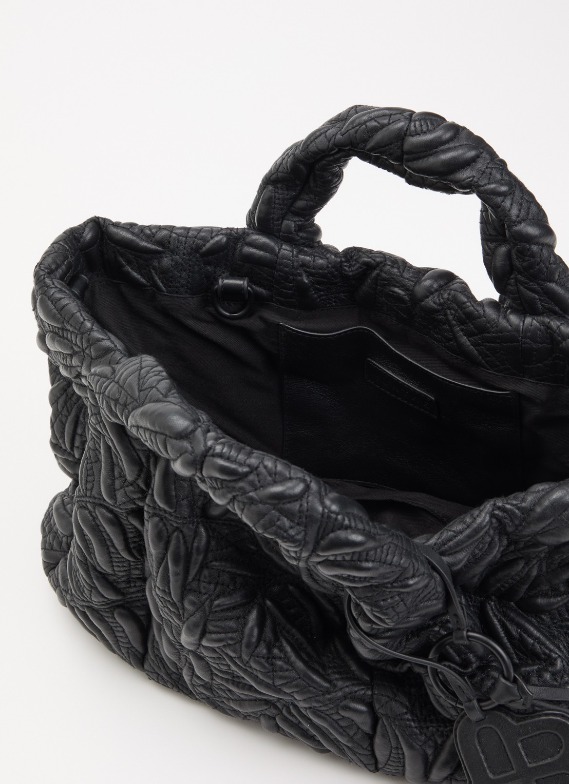 MUNTHE Lix handtas van quilted leer met afneembare schouderriem - detail 2 zwart