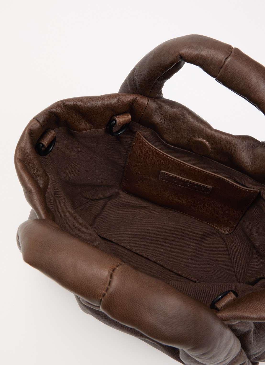 MUNTHE Lixia gewatteerde handtas van leer met afneembare schouderriem - detail 3 hazelnootbruin