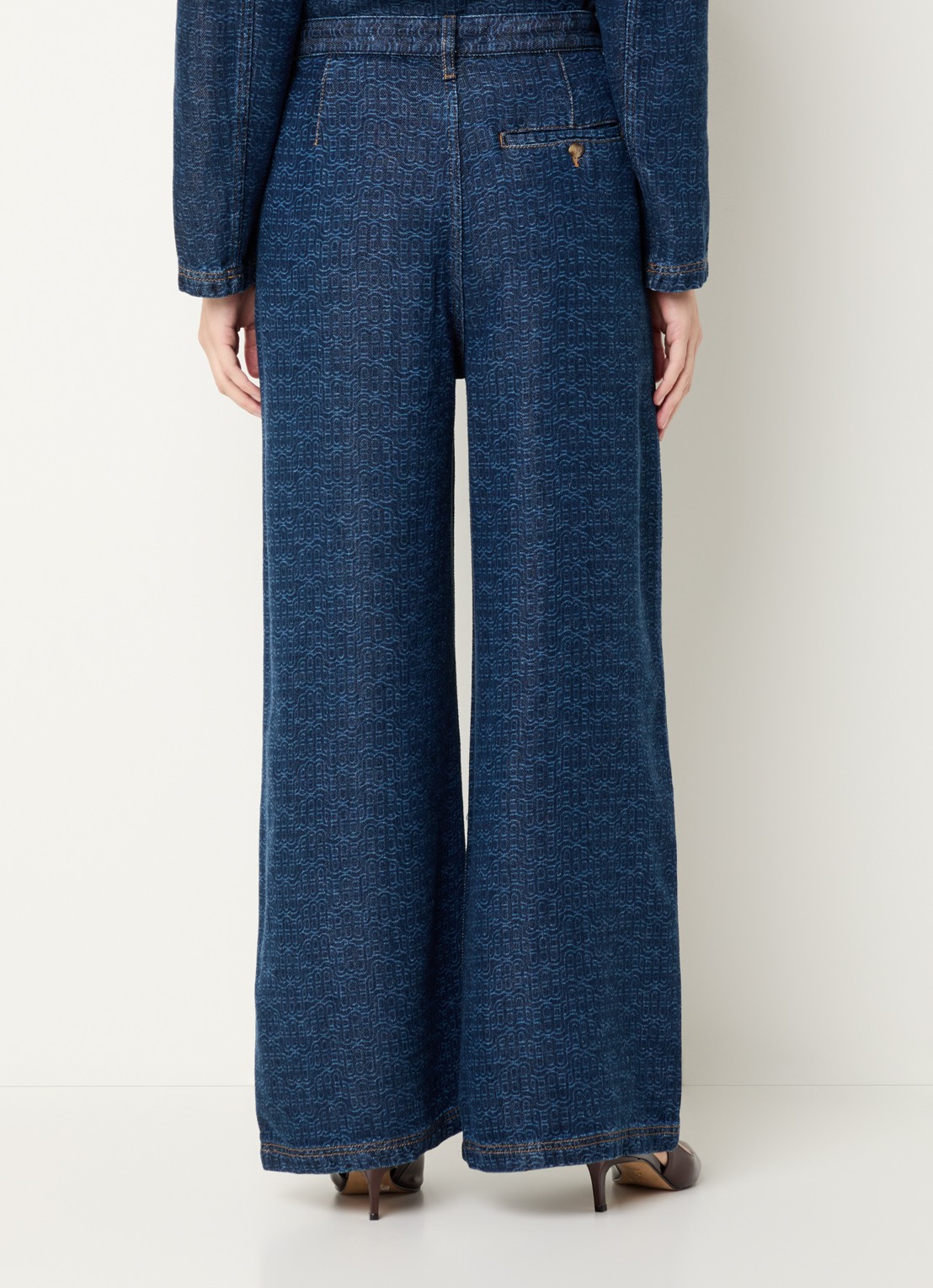 MUNTHE Ronan high waist wide leg jeans met logoprint en donkere wassing - achterkant indigo