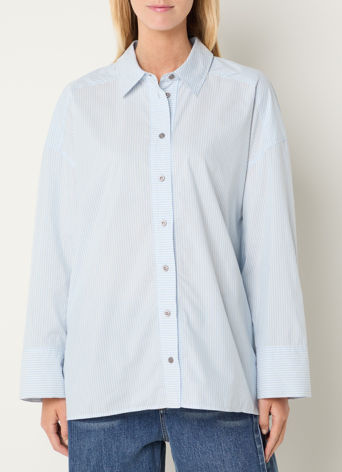 MUNTHE Vontario blouse met rugdecolleté en strass - achterkant 4 lichtblauw
