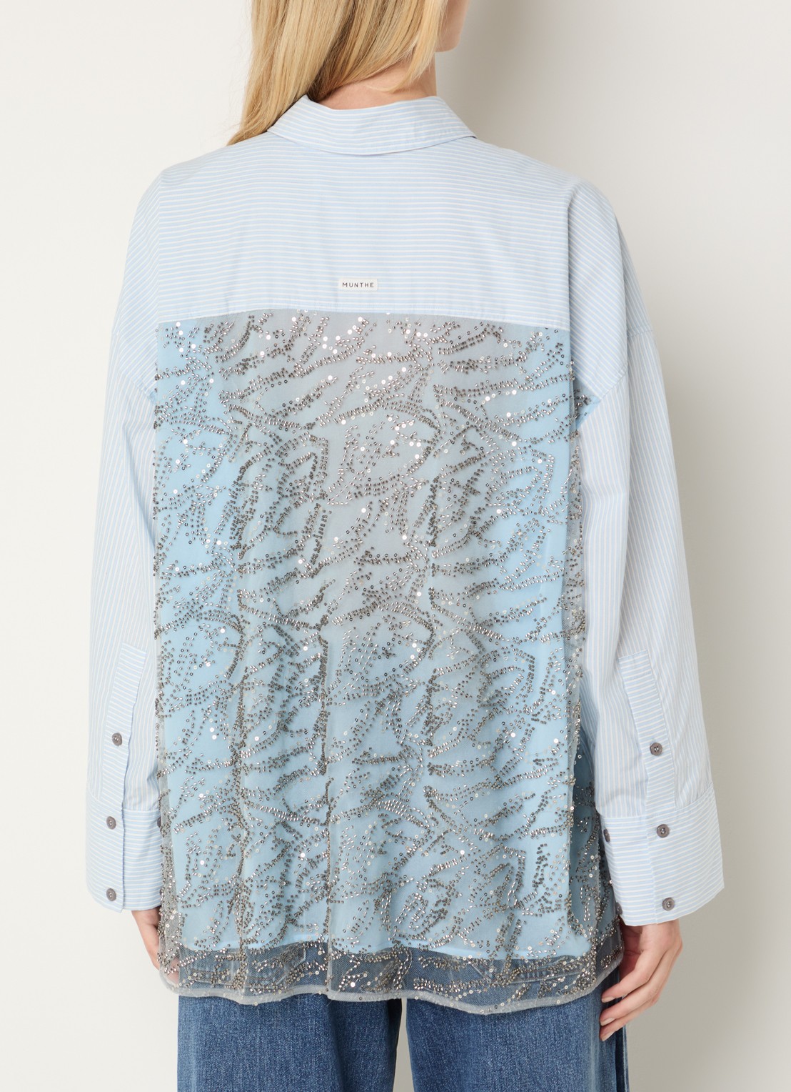MUNTHE Vontario blouse met rugdecolleté en strass - detail 3 lichtblauw