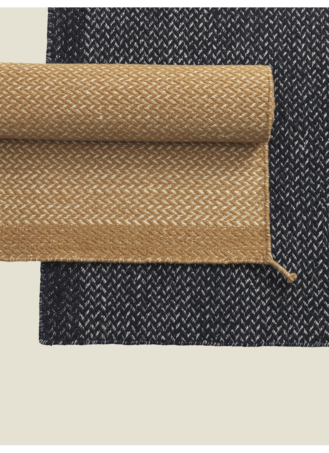 Muuto Ply vloerkleed 200 x 80 cm   - voorkant 2 lichtgrijs