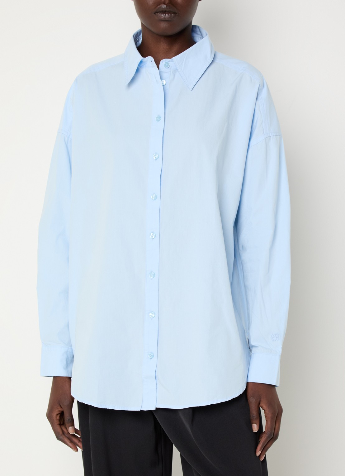 My Essential Wardrobe 03 Blouse met kraag - detail lichtblauw