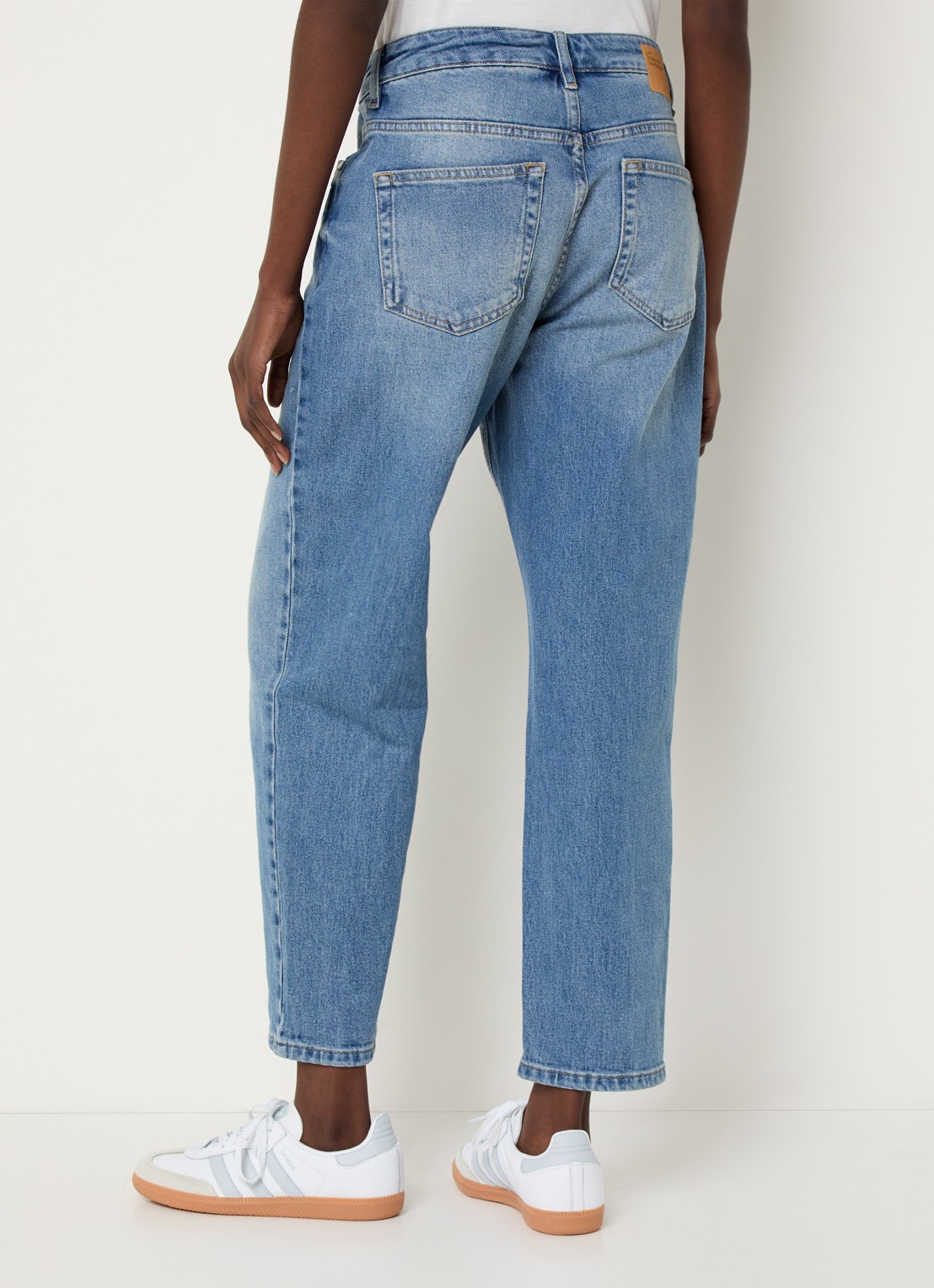My Essential Wardrobe 34 high waist cropped mom jeans met medium wassing - achterkant indigo