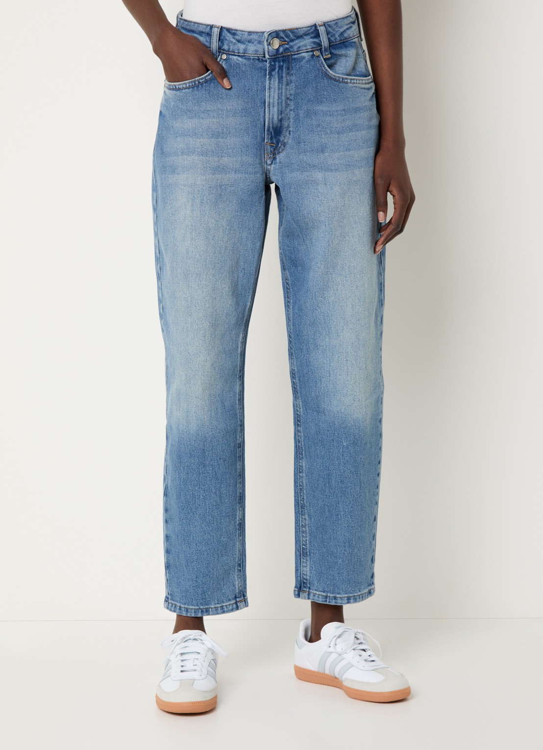 My Essential Wardrobe 34 high waist cropped mom jeans met medium wassing - detail 2 indigo