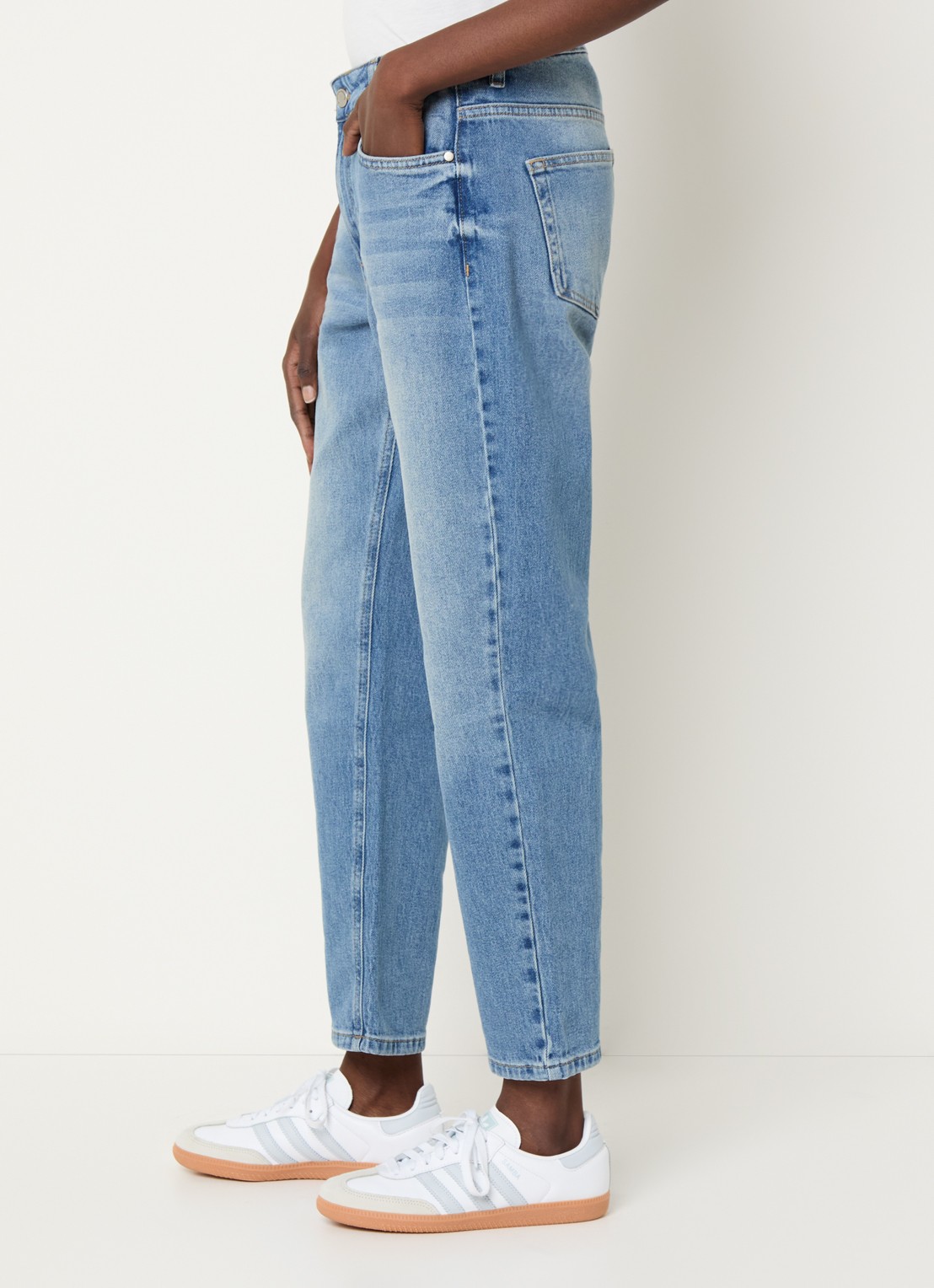 My Essential Wardrobe 34 high waist cropped mom jeans met medium wassing - detail 3 indigo