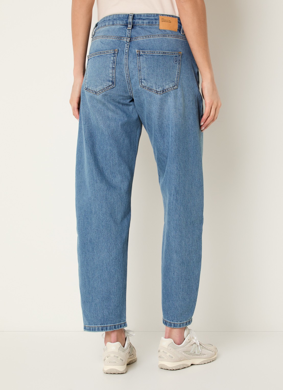 My Essential Wardrobe Baloom high waist balloon fit jeans met medium wassing - achterkant 3 indigo
