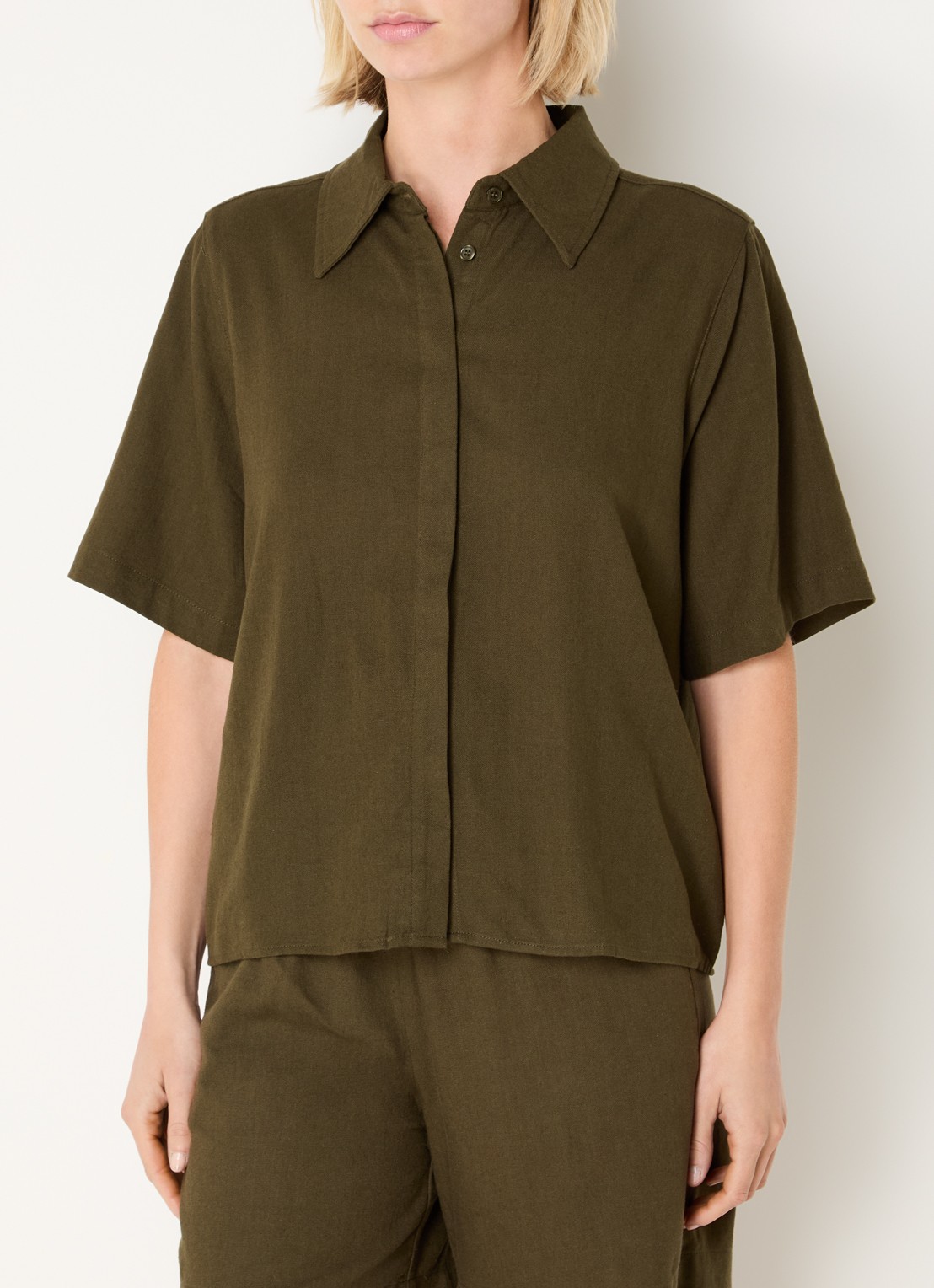 My Essential Wardrobe Dias blouse in linnenblend - detail 2 bronsgroen