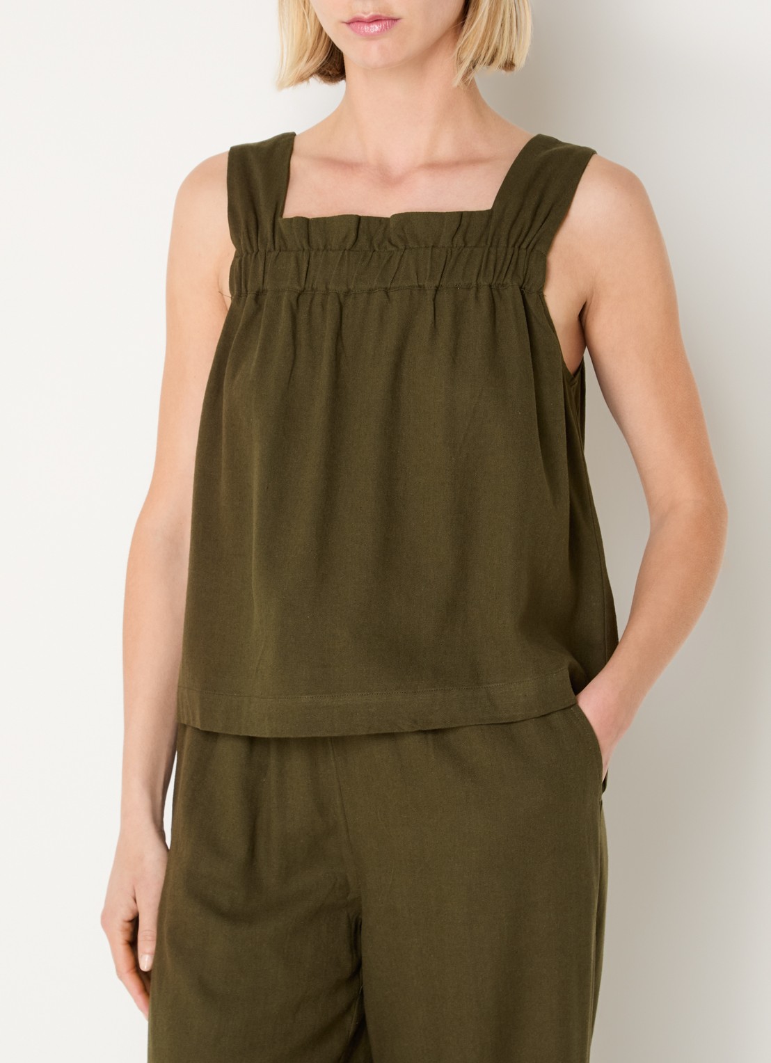 My Essential Wardrobe Dias mouwloze top in linnenblend - detail 3 bronsgroen