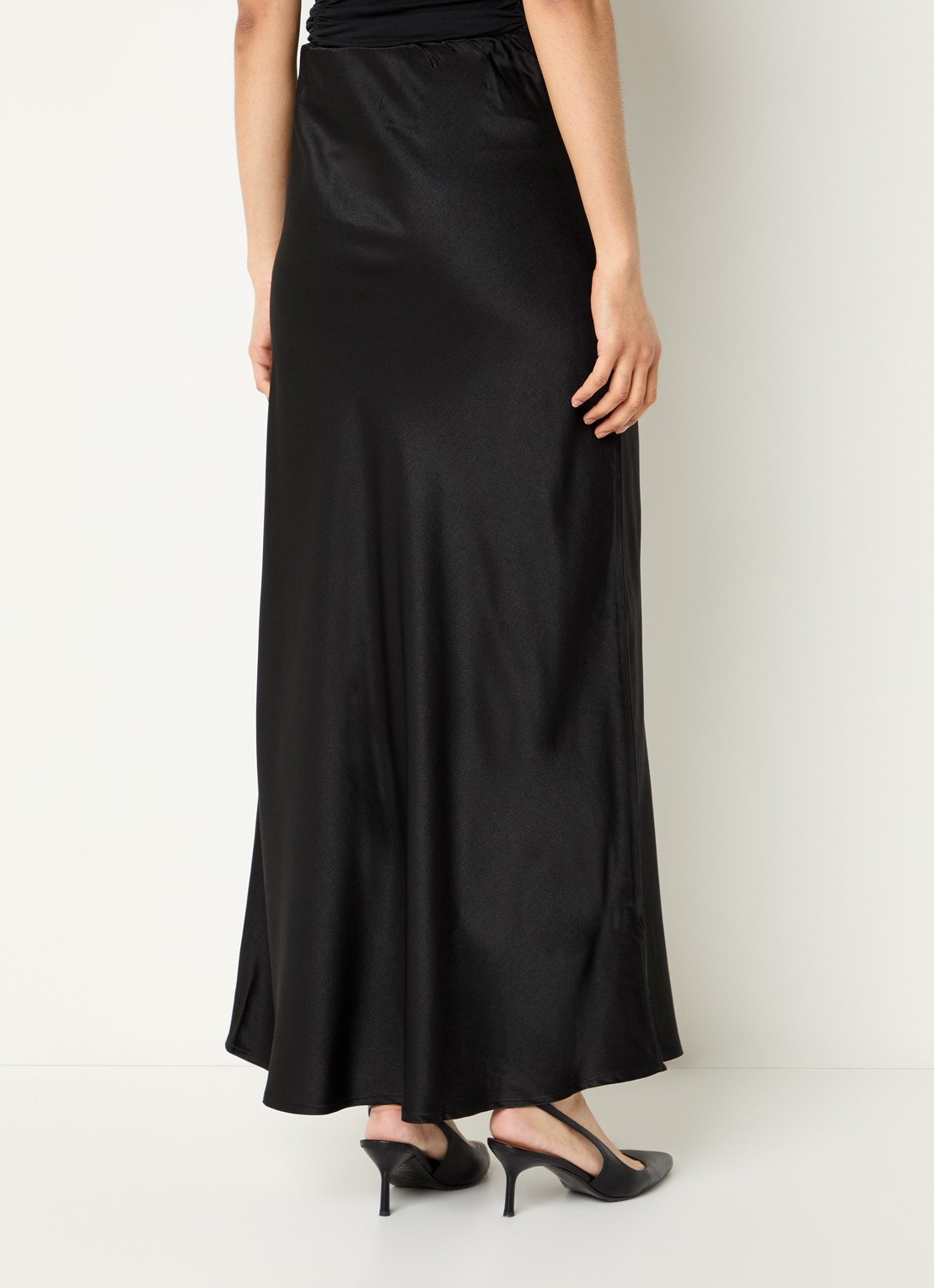 My Essential Wardrobe Estelle maxi rok van satijn - achterkant 4 zwart