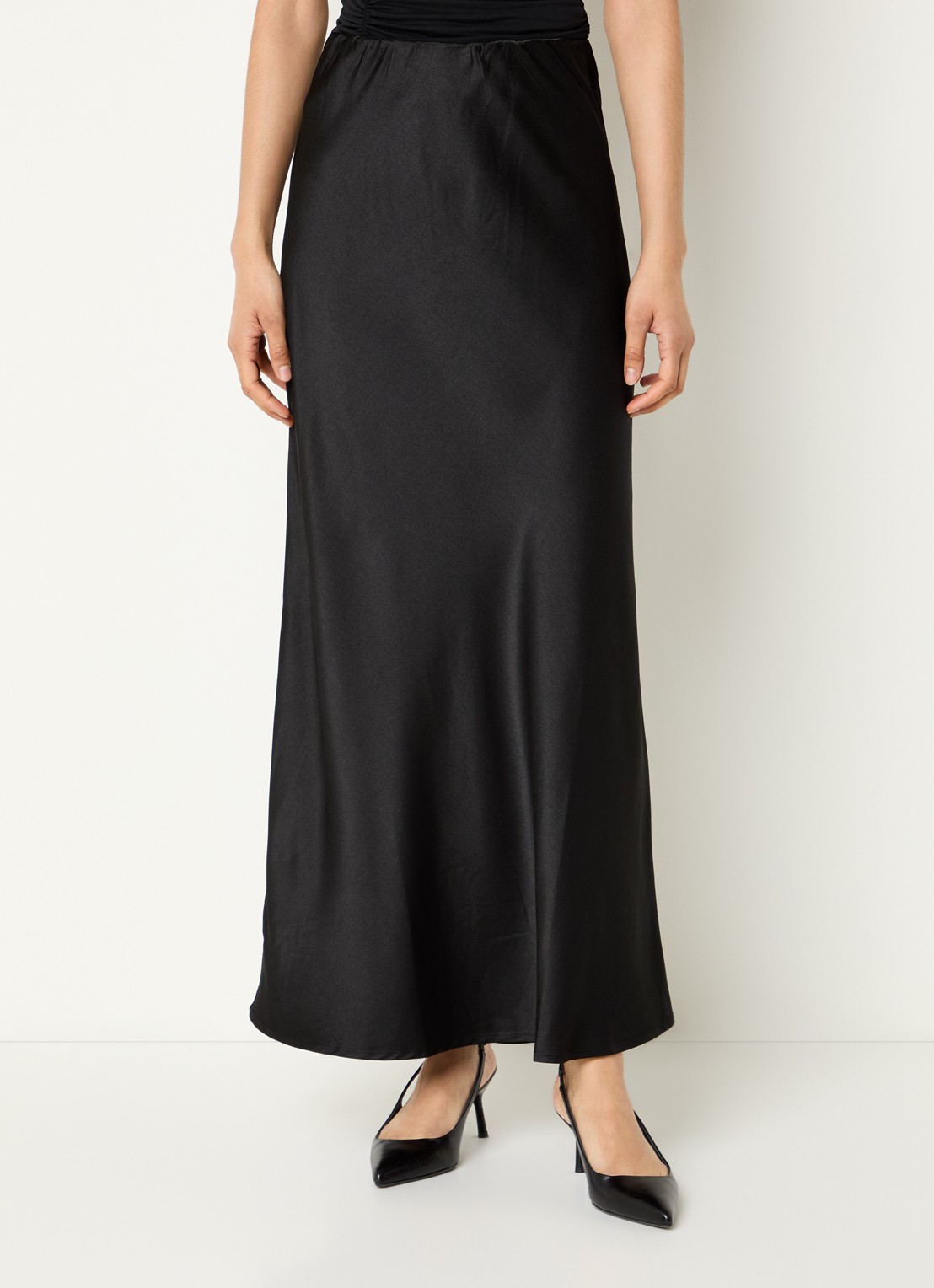 My Essential Wardrobe Estelle maxi rok van satijn - detail zwart