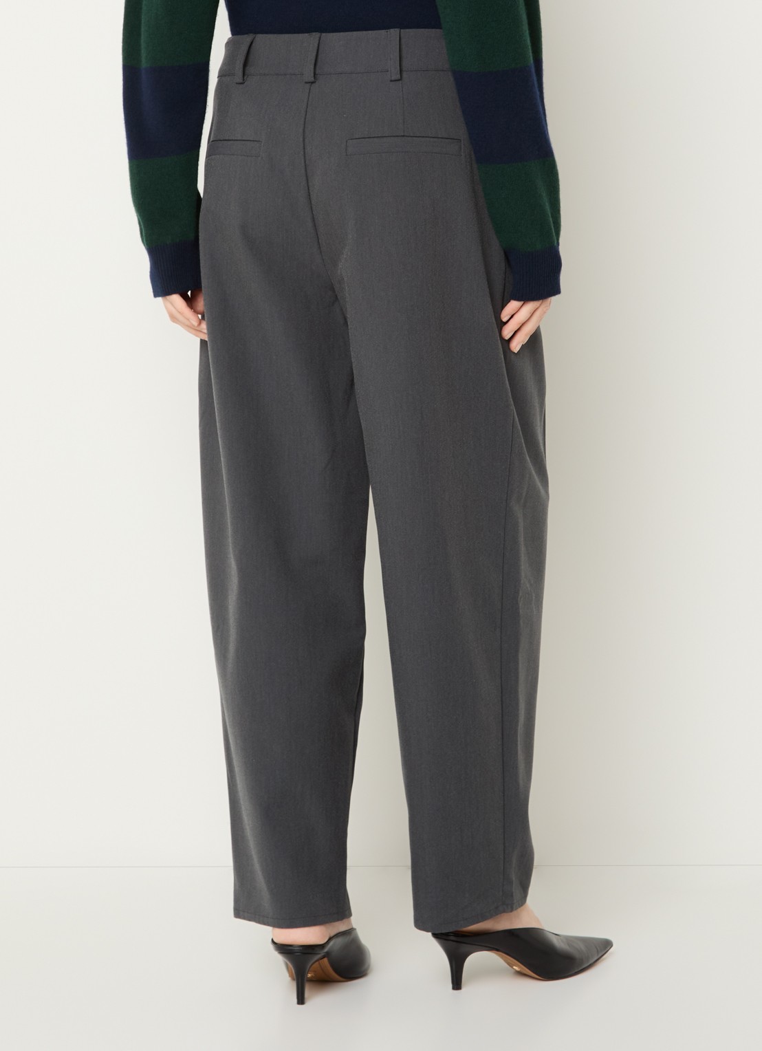 My Essential Wardrobe Evie loose fit pantalon met plissé - achterkant donkergrijs