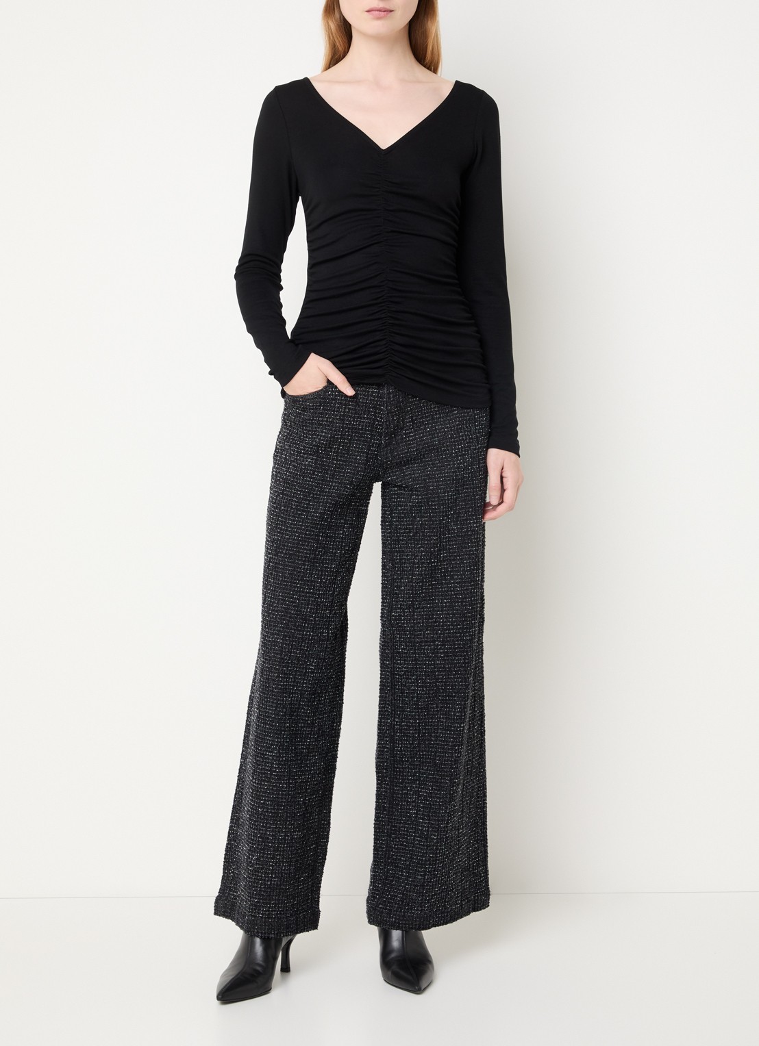 My Essential Wardrobe Giggo top met plooidetail - voorkant 2 zwart