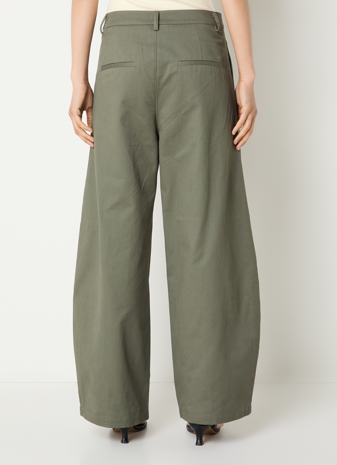 My Essential Wardrobe Gisva high waist balloon fit chino met steekzakken  - achterkant 4 groen
