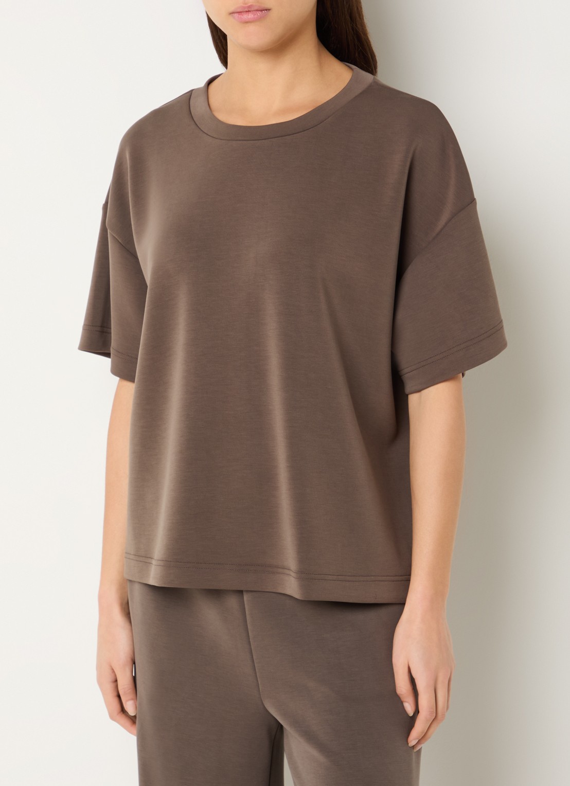 My Essential Wardrobe Helle T-shirt van travelstof - detail 2 lichtbruin
