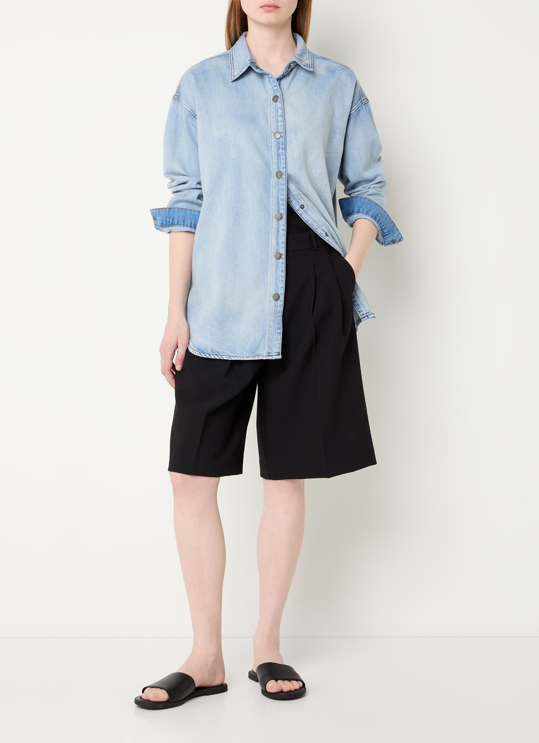 My Essential Wardrobe Hilma blouse van denim - voorkant 3 lichtblauw