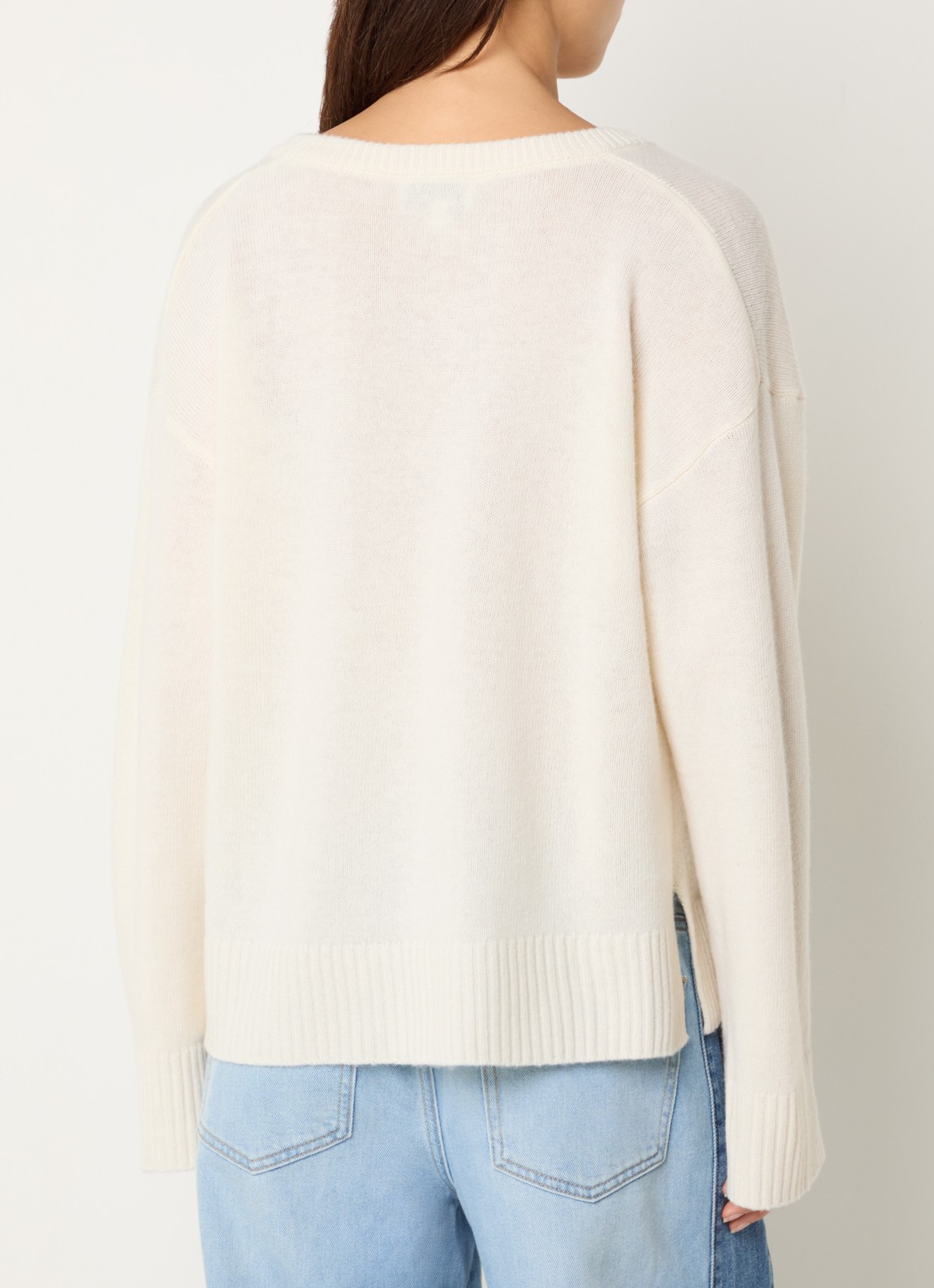 My Essential Wardrobe Huxi fijngebreide trui in kasjmierblend met V-hals - achterkant ivoor