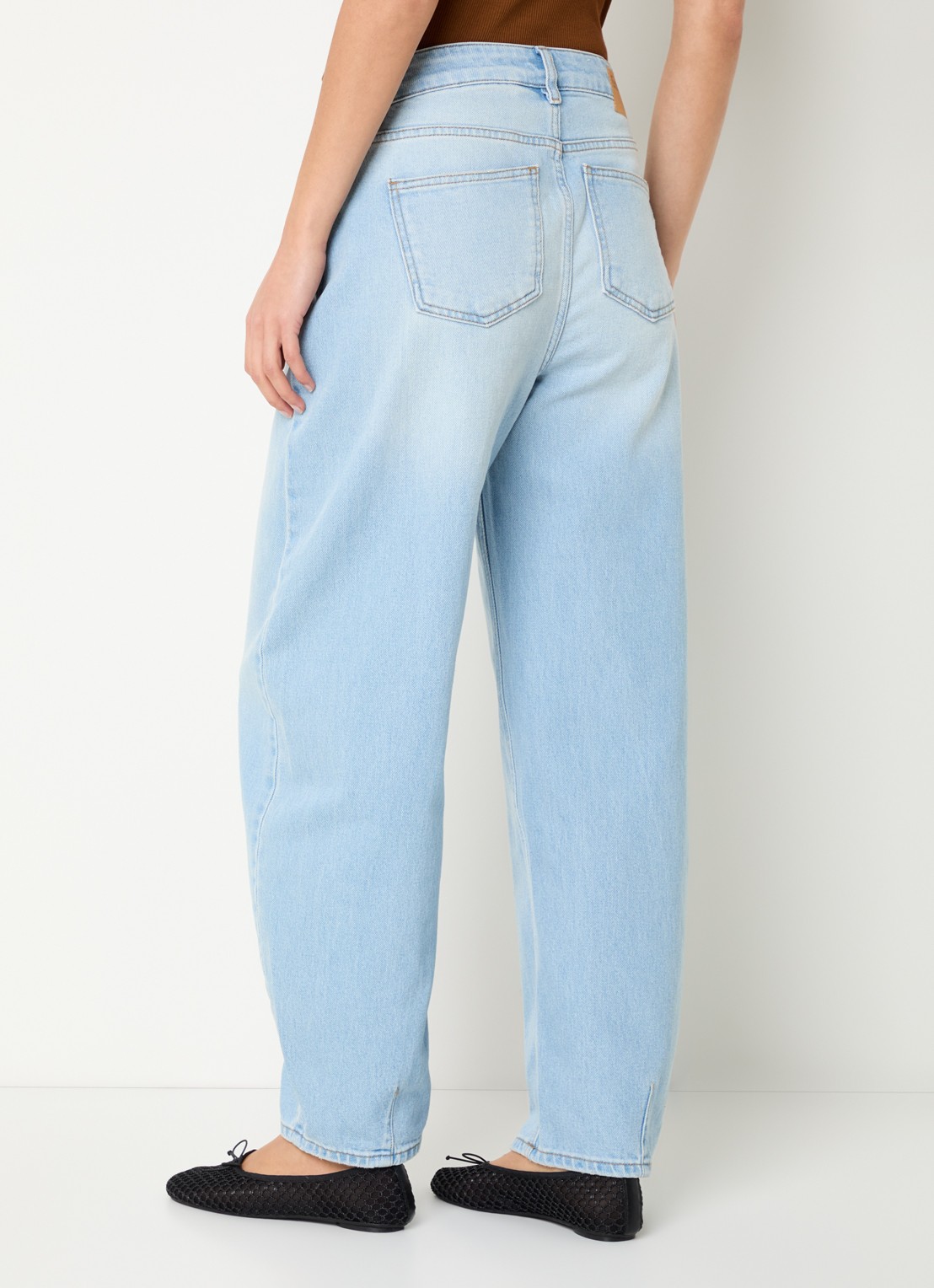 My Essential Wardrobe Lucy high waist balloon fit jeans met lichte wassing en steekzakken  - achterkant indigo