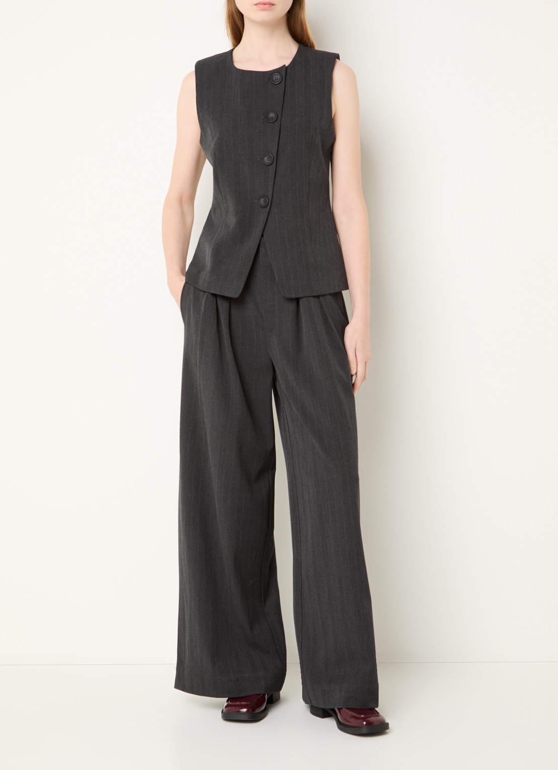 My Essential Wardrobe Luna gilet met krijtstreep en asymmetrisch detail - voorkant 2 donkergrijs