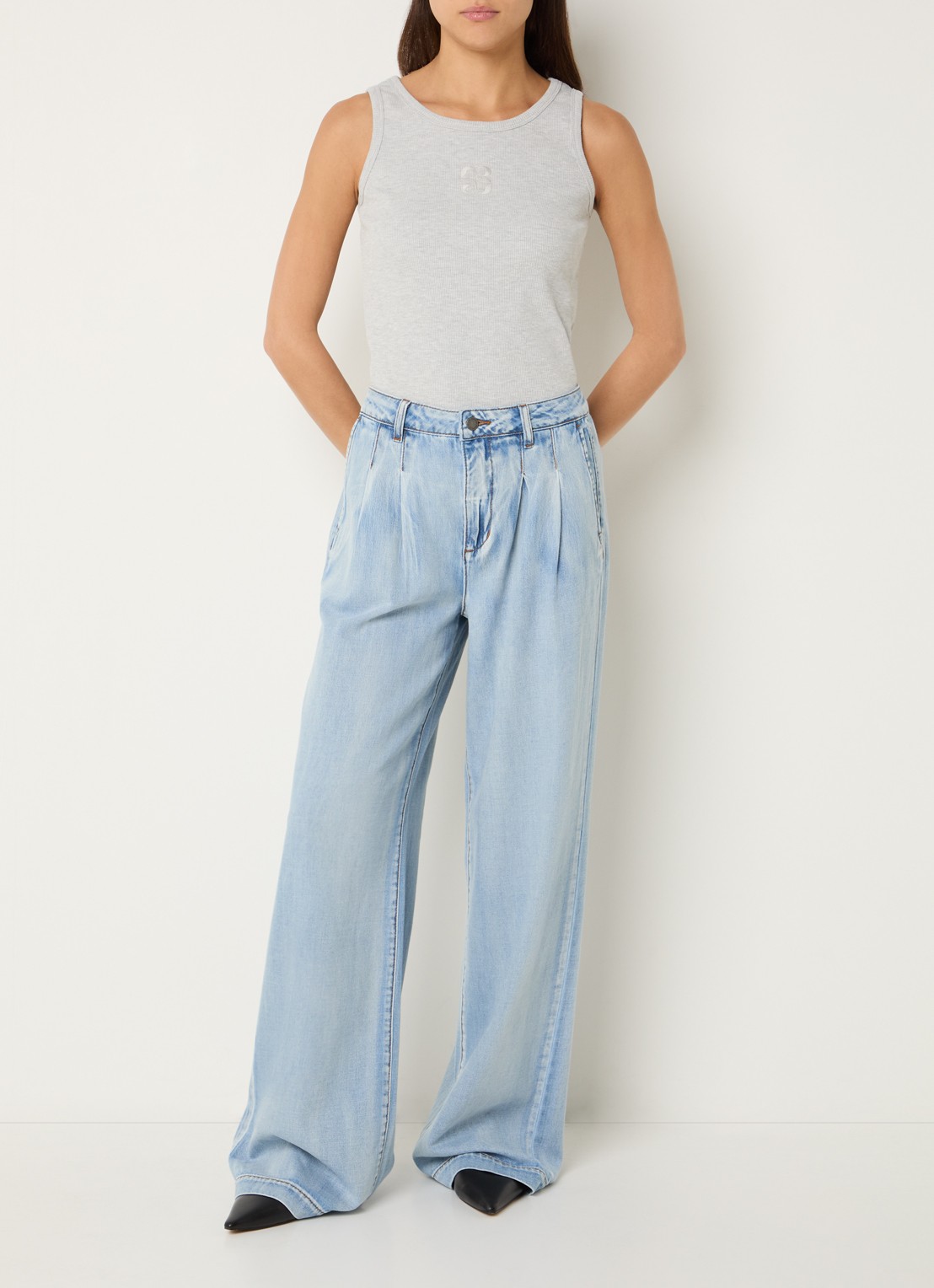 My Essential Wardrobe Mandy tanktop met logoborduring - voorkant 2 lichtgrijs