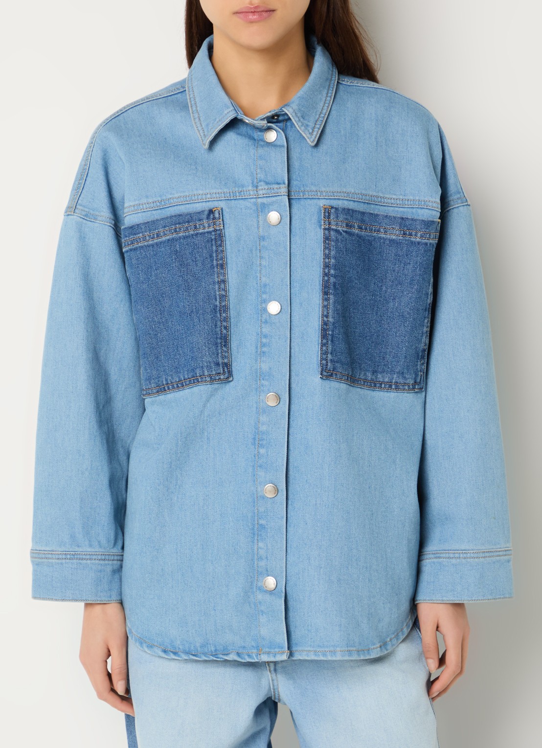 My Essential Wardrobe Mazie blouse van denim met borstzakken - detail 4 indigo