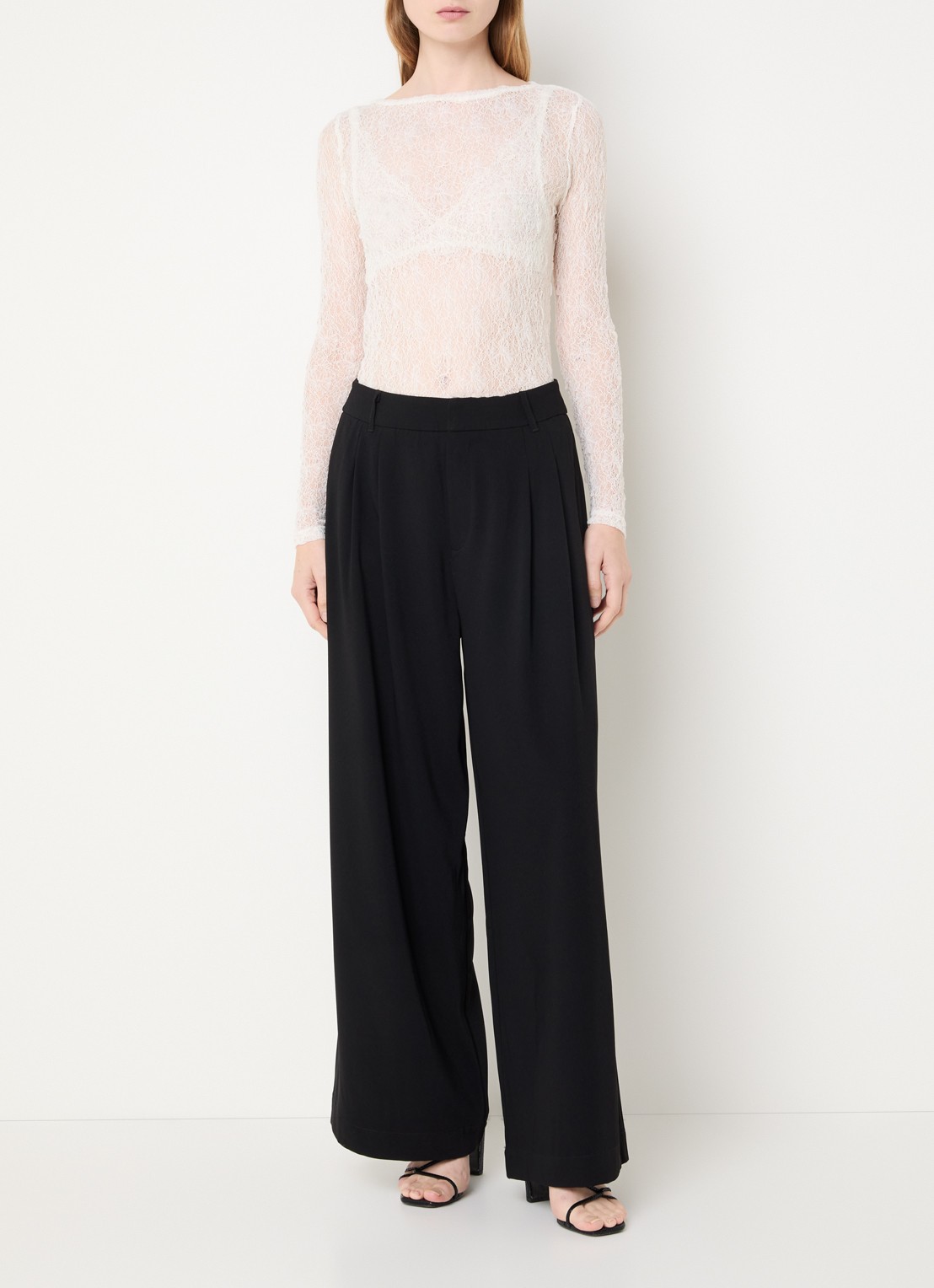 My Essential Wardrobe Rita top met opengewerkt dessin - voorkant 3 gebroken wit