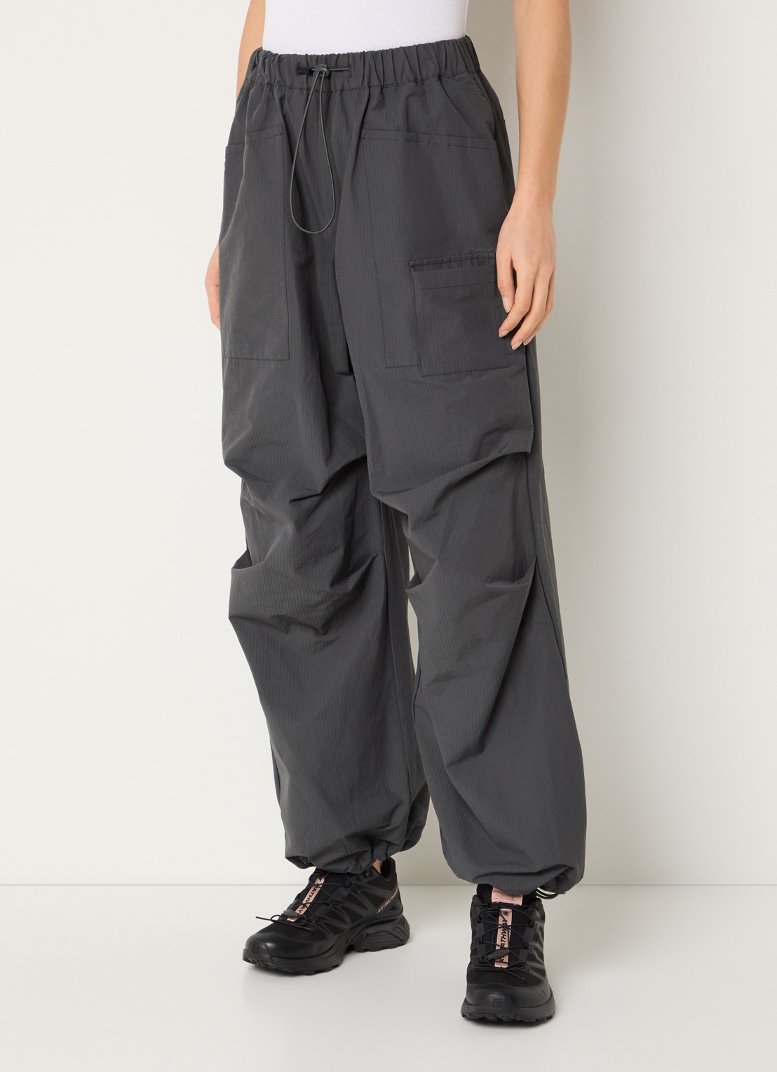 My Essential Wardrobe Tasma high waist tapered fit trackpants met trekkoord - detail 2 antraciet