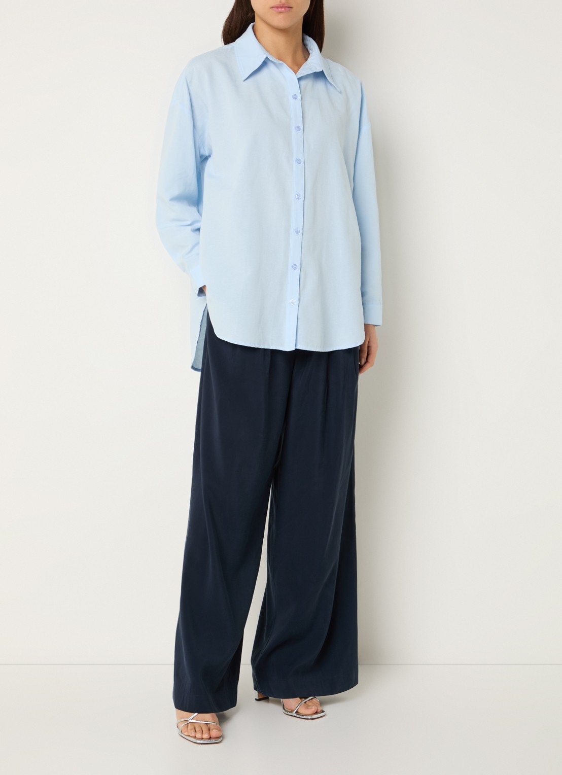 My Essential Wardrobe Vilda blouse met split - voorkant 2 lichtblauw