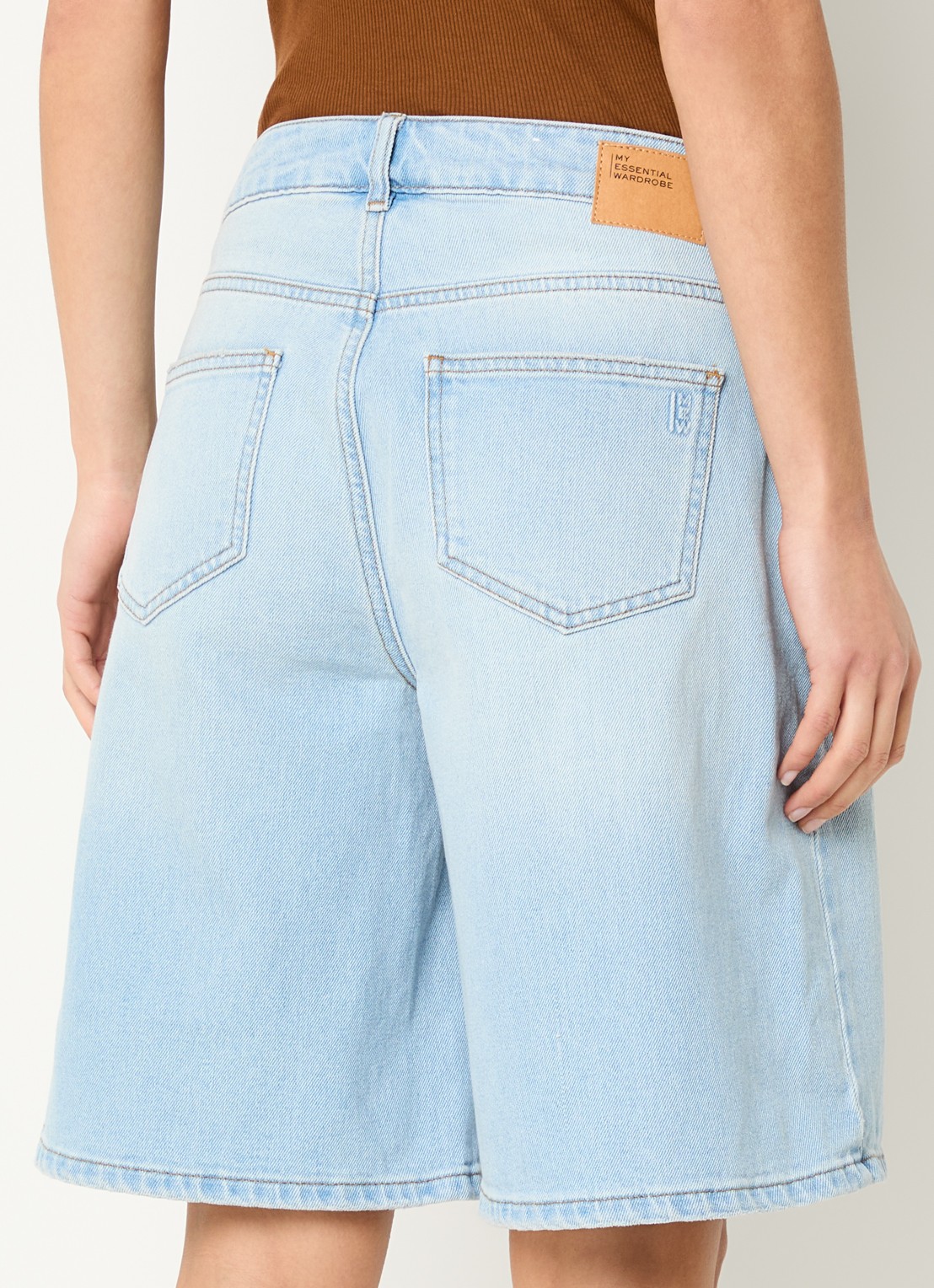 My Essential Wardrobe Zita high waist wide fit korte broek van denim met steekzakken  - achterkant lichtblauw