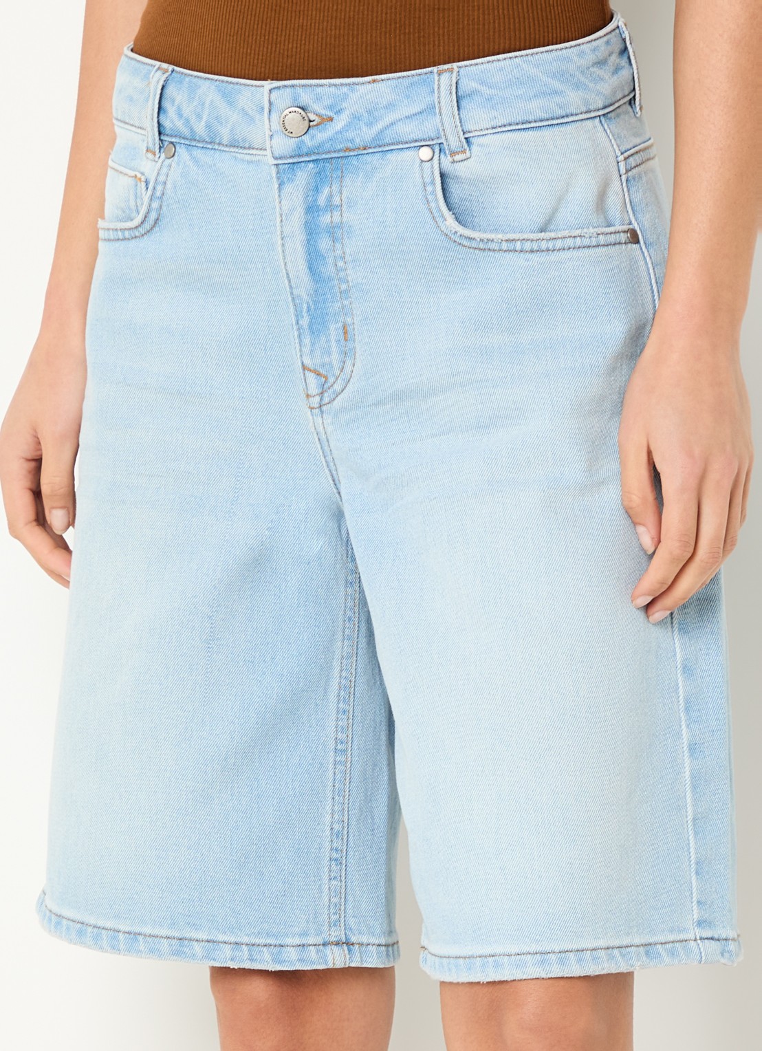 My Essential Wardrobe Zita high waist wide fit korte broek van denim met steekzakken  - detail 4 lichtblauw