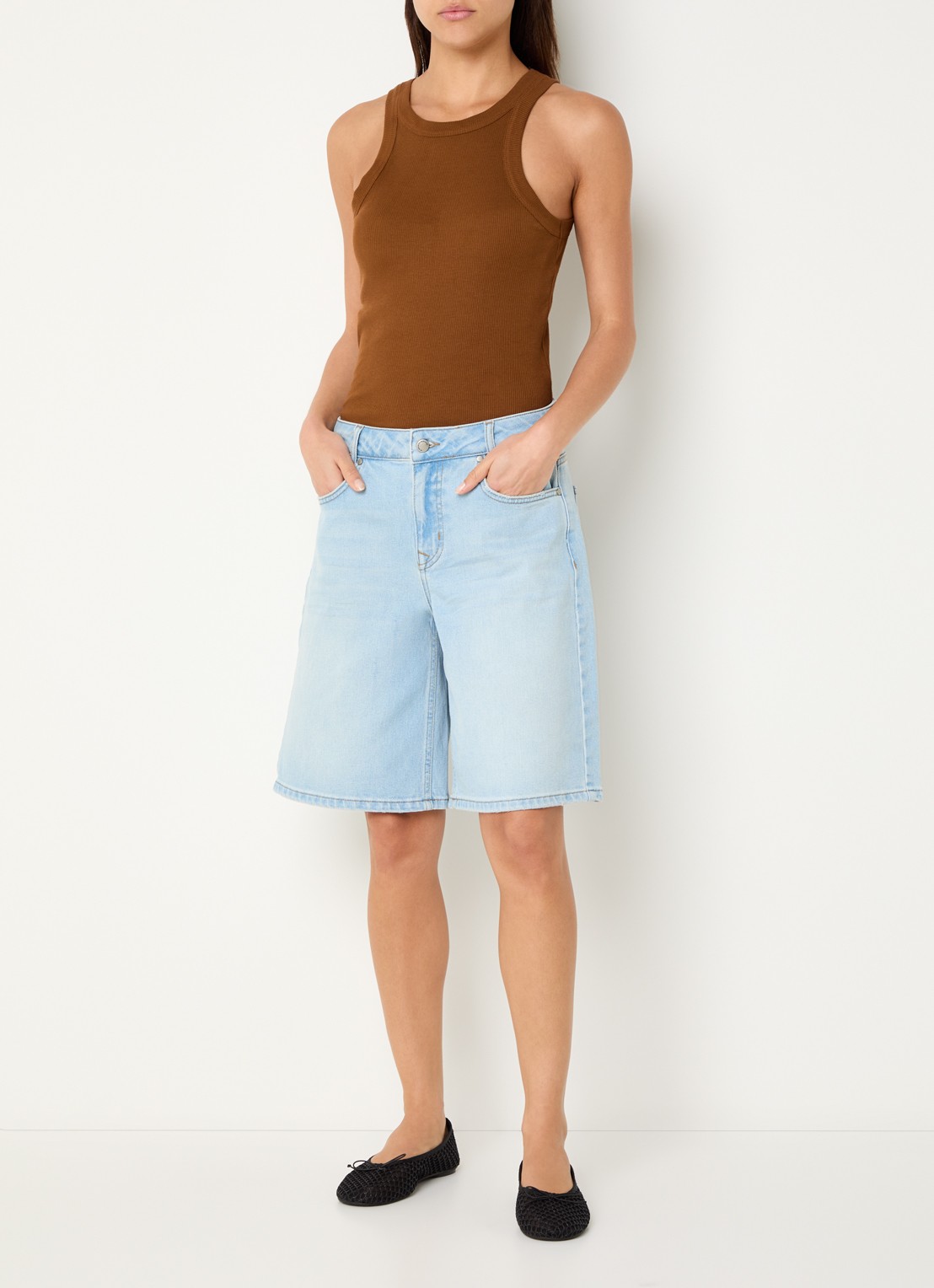 My Essential Wardrobe Zita high waist wide fit korte broek van denim met steekzakken  - voorkant 3 lichtblauw