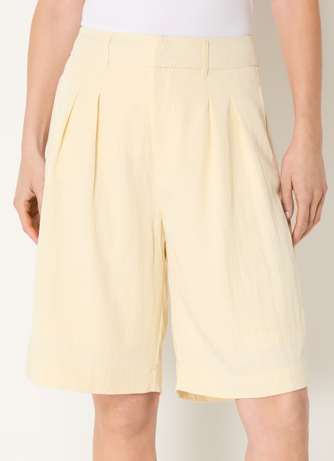 My Essential Wardrobe Zoe high waist wide fit korte broek - detail lichtgeel