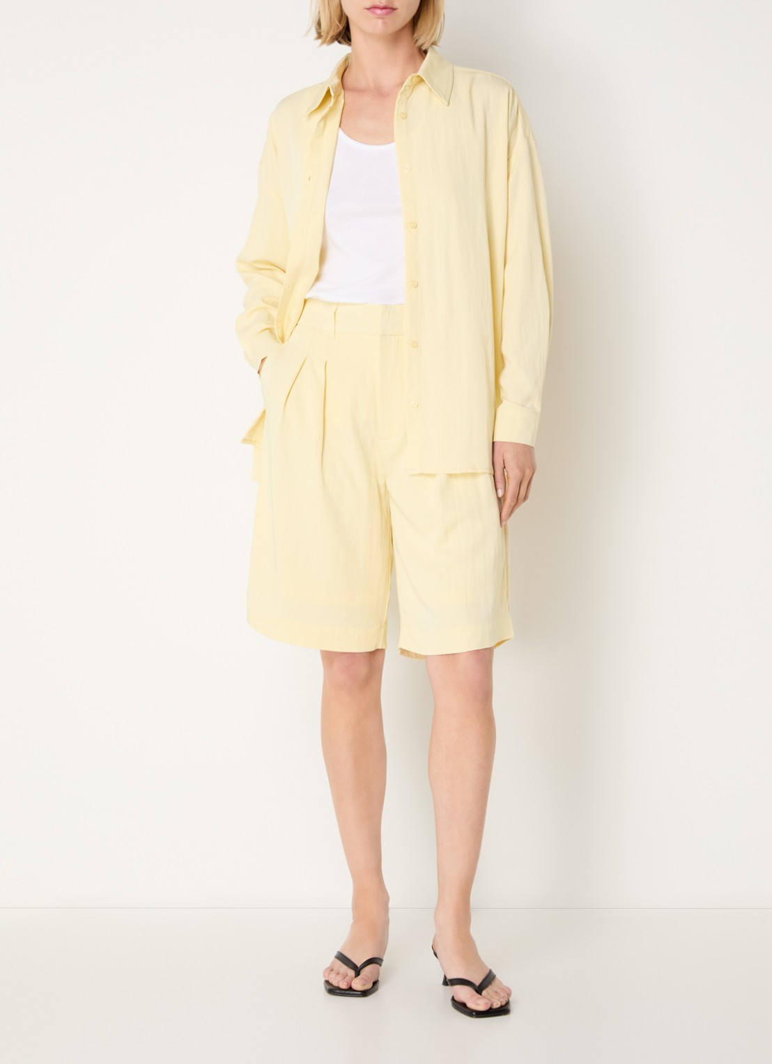 My Essential Wardrobe Zoe high waist wide fit korte broek - voorkant 4 lichtgeel