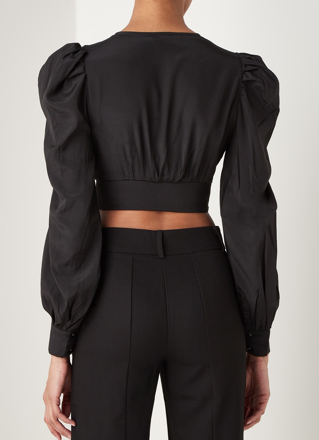 NA-KD Cropped blouse van satijn met ballonmouw - achterkant zwart