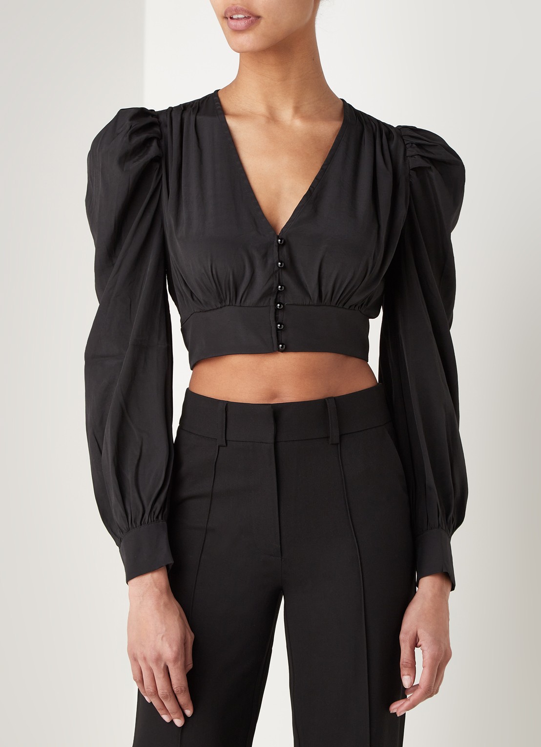 NA-KD Cropped blouse van satijn met ballonmouw - detail 4 zwart