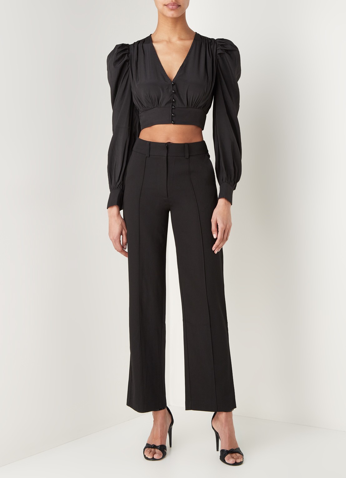 NA-KD Cropped blouse van satijn met ballonmouw - voorkant 3 zwart