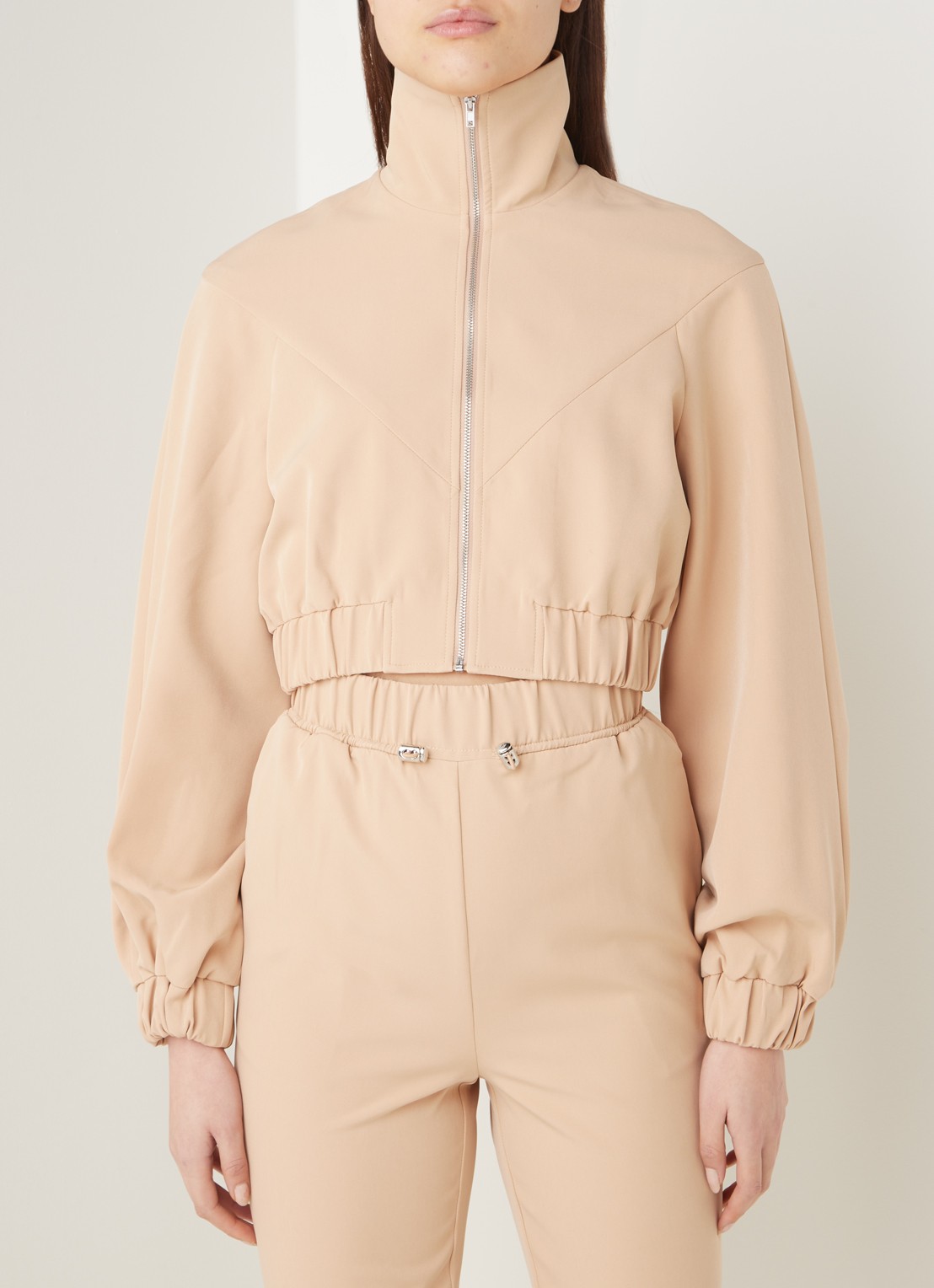 NA-KD Cropped jacket met opstaande kraag en rits - detail 4 beige