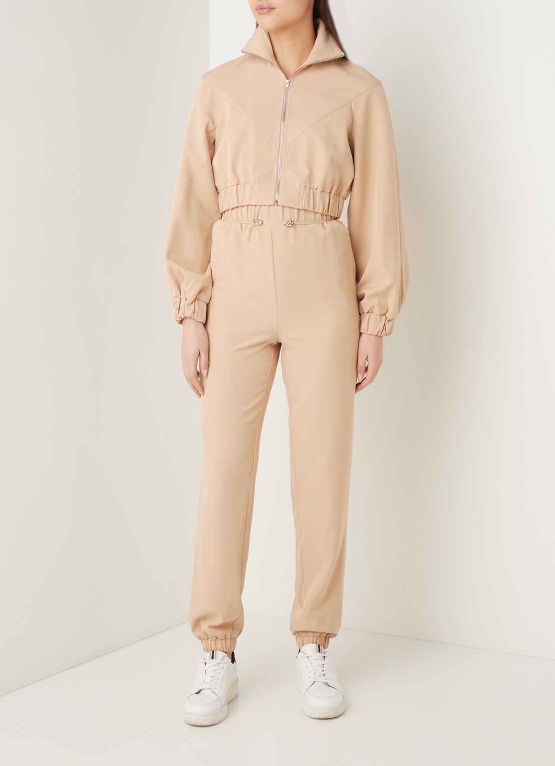 NA-KD Cropped jacket met opstaande kraag en rits - voorkant 2 beige