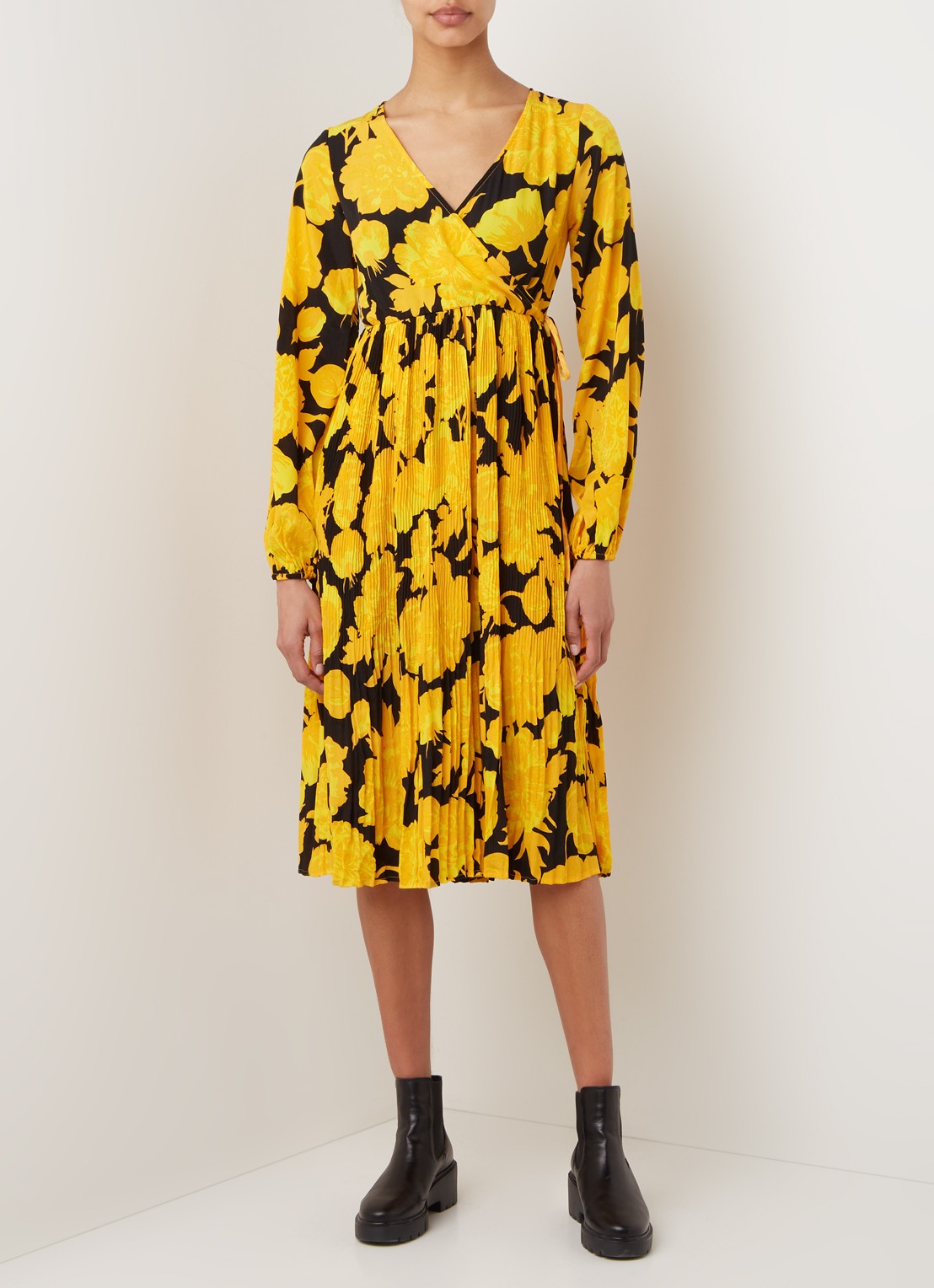 NA-KD Midi jurk met plissé en bloemenprint - voorkant 2 geel