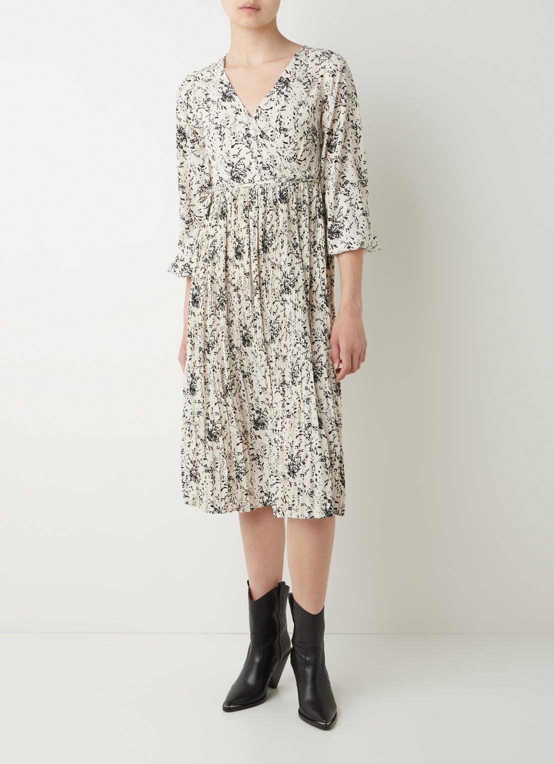 NA-KD Midi jurk met plissé en bloemenprint - voorkant 3 gebroken wit