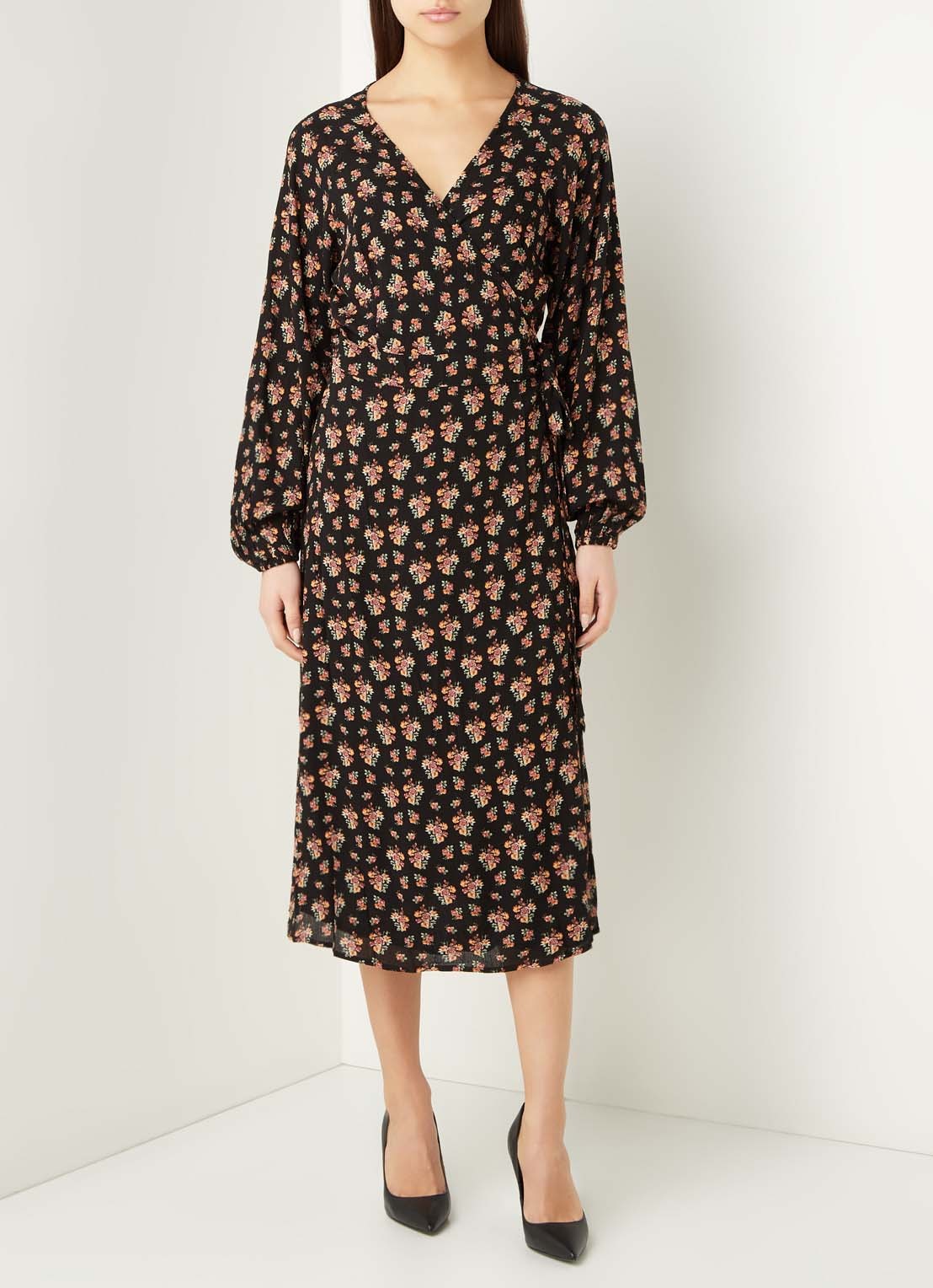 NA-KD Midi wikkeljurk met bloemenprint - voorkant 3 zwart