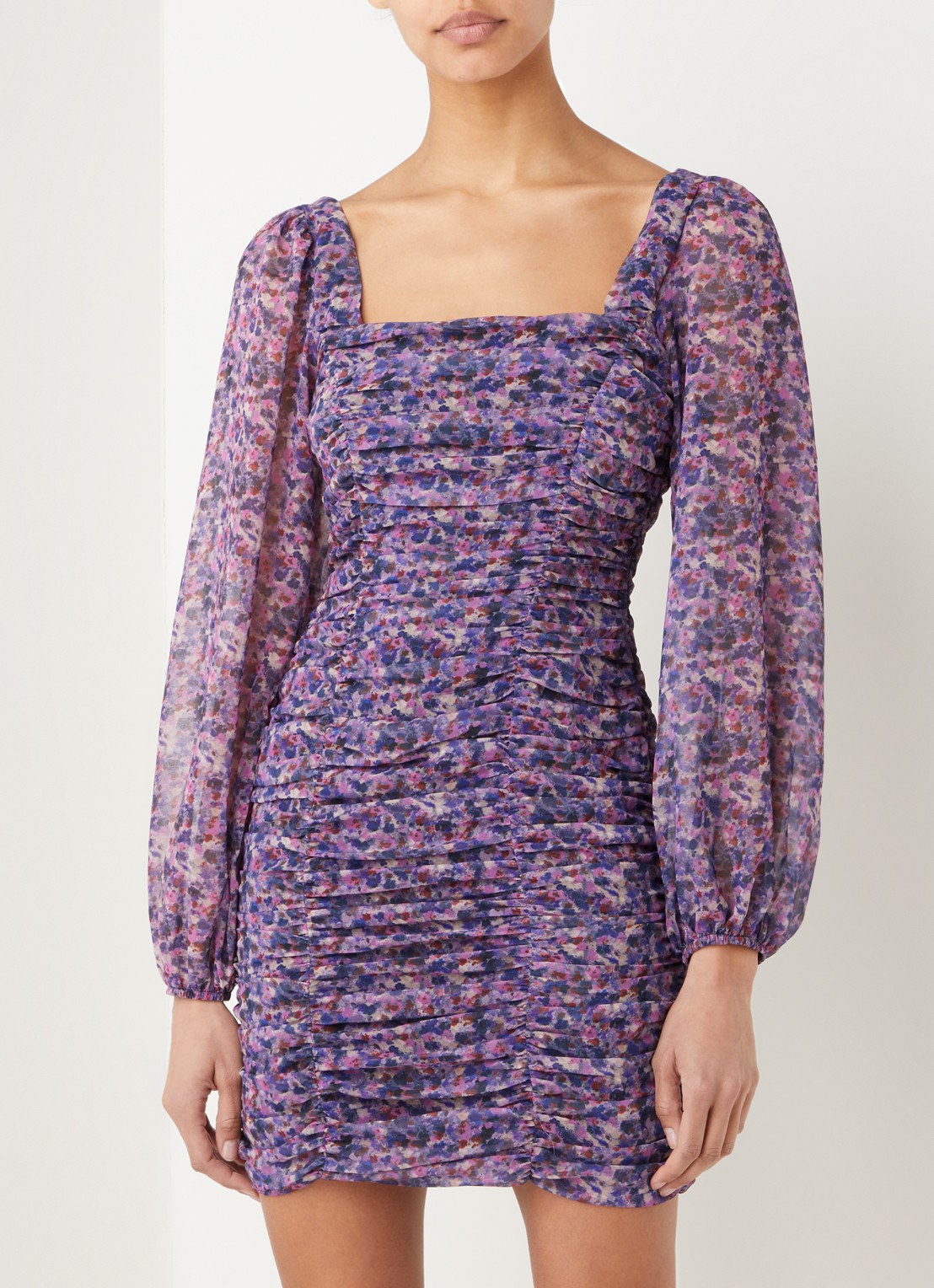 NA-KD Mini jurk met smockwerk en bloemenprint - detail 2 paars