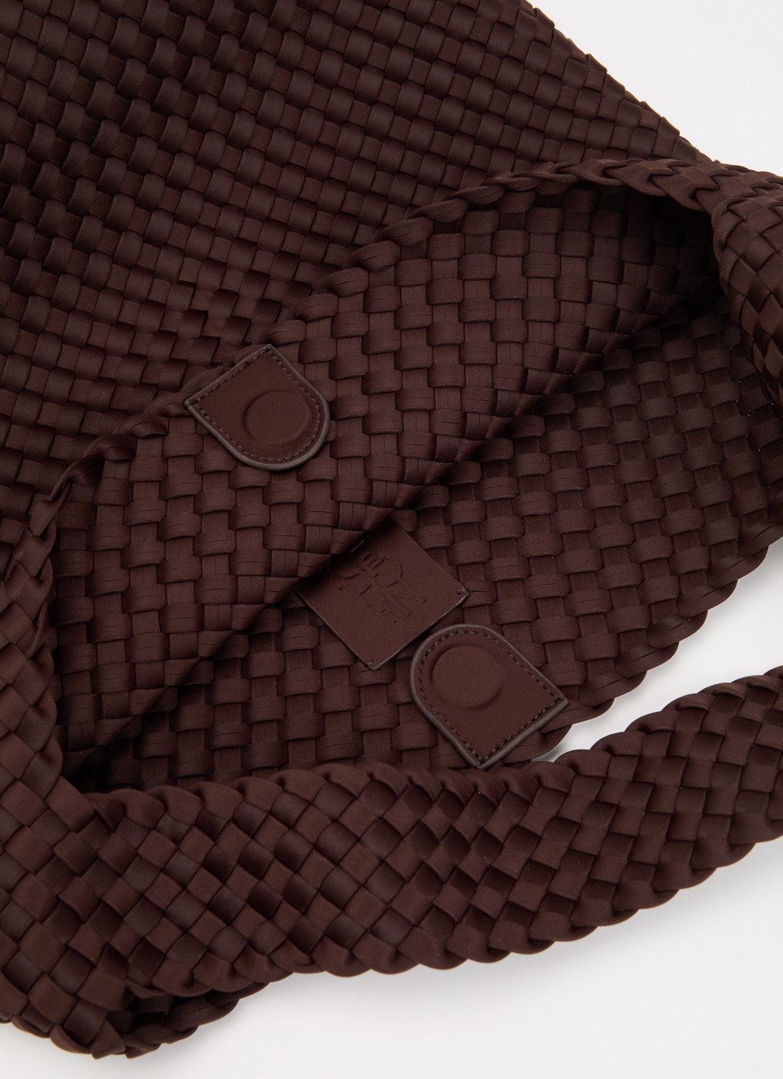 Naghedi Nomad Medium schoudertas met uitneembaar etui - detail 2 chocoladebruin