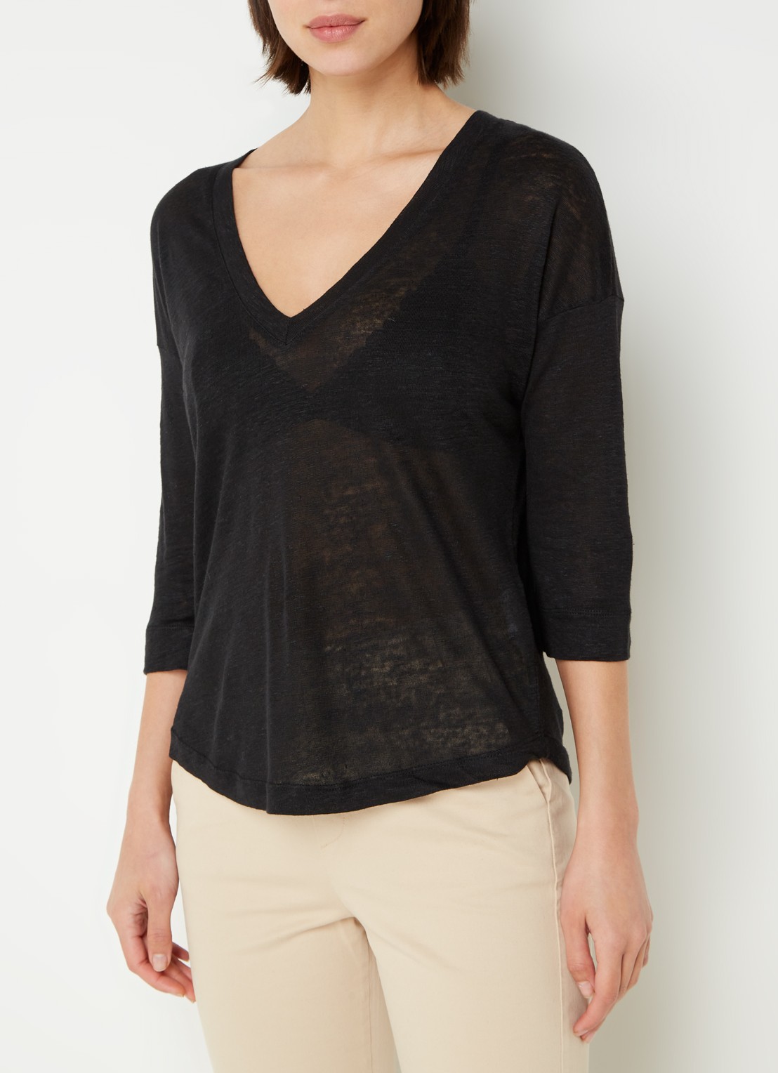 Neeve T-shirt van linnen met driekwart mouw en V-hals - detail 2 zwart
