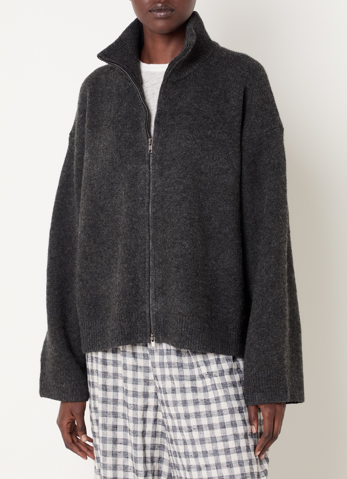 Neo Noir Asley fijngebreid vest met opstaande kraag - detail antraciet