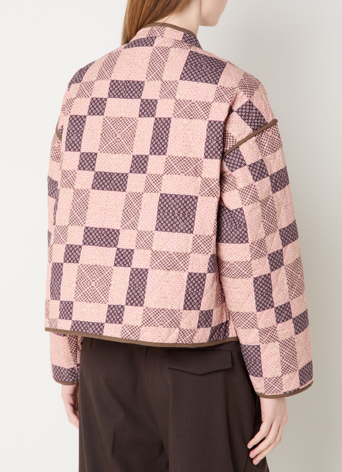 Neo Noir Calah gewatteerd jack met quilt patroon en print - achterkant lichtroze