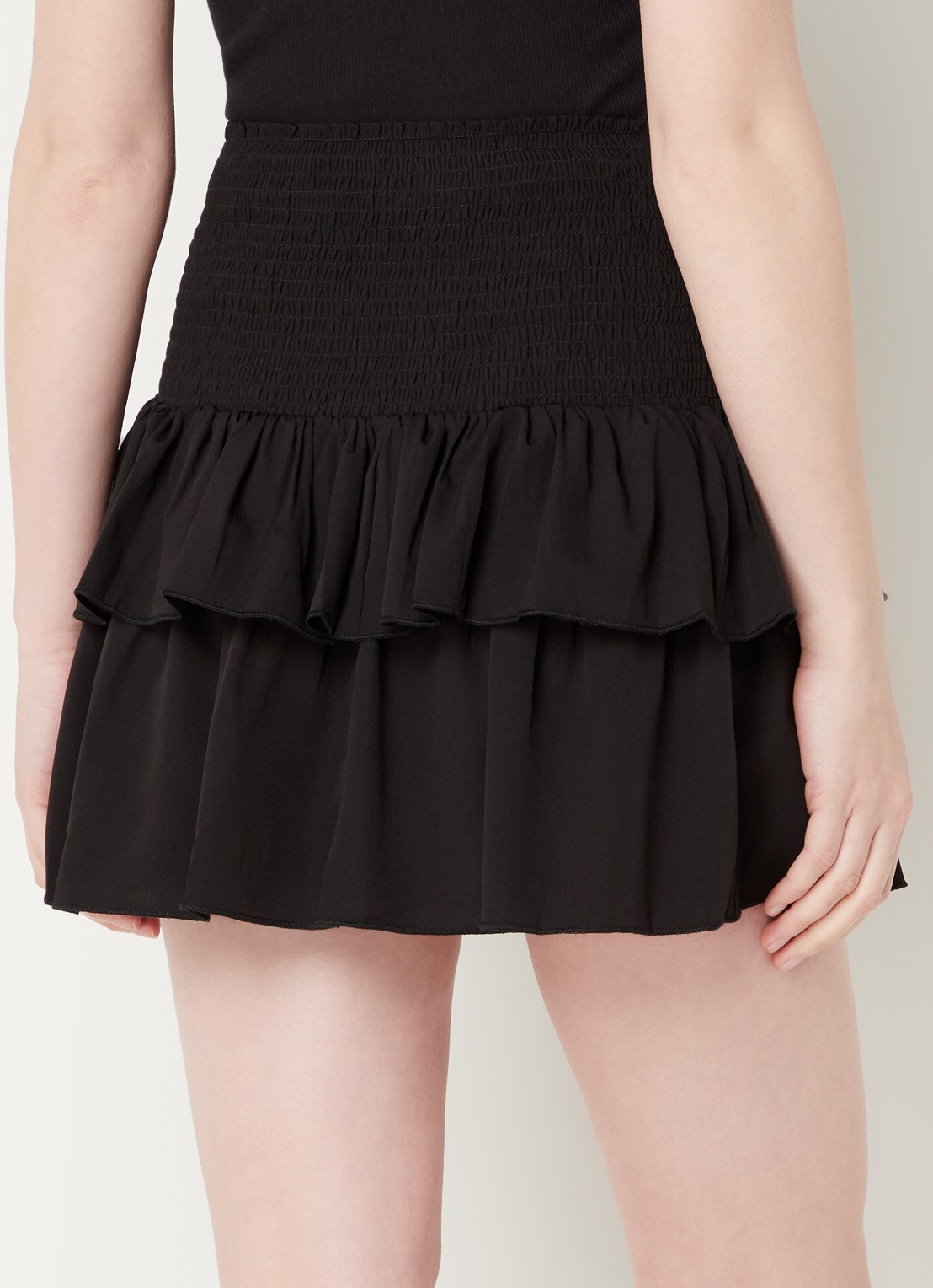 Neo Noir Carin minirok met smockwerk en volant  - achterkant 4 zwart